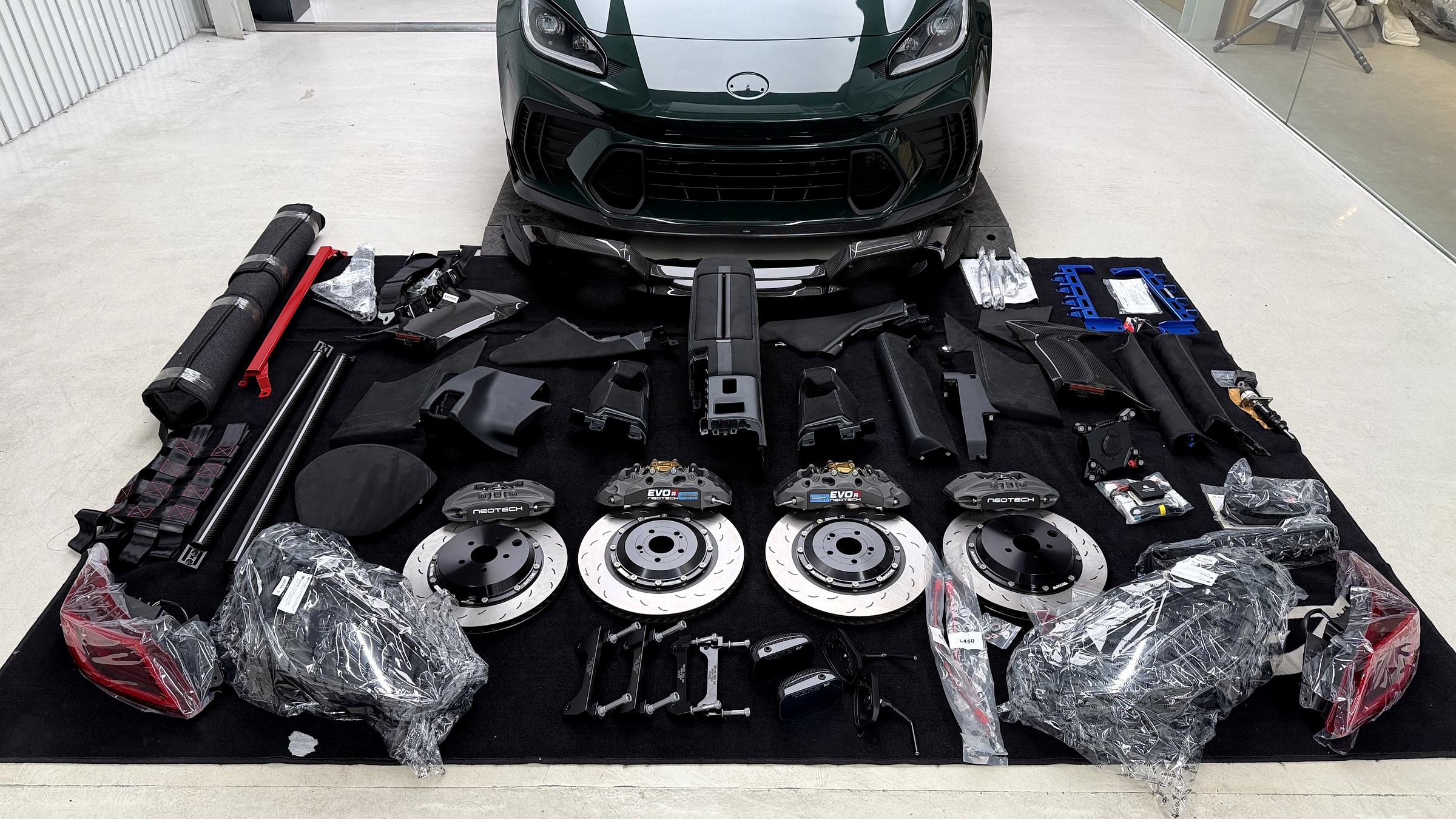 ชุดแต่ง GR86 Cup Car ทั้งหมดเรียงบนพรมหน้ารถ ADRO NeoTech AXIS Alpharex APR JQ Werks