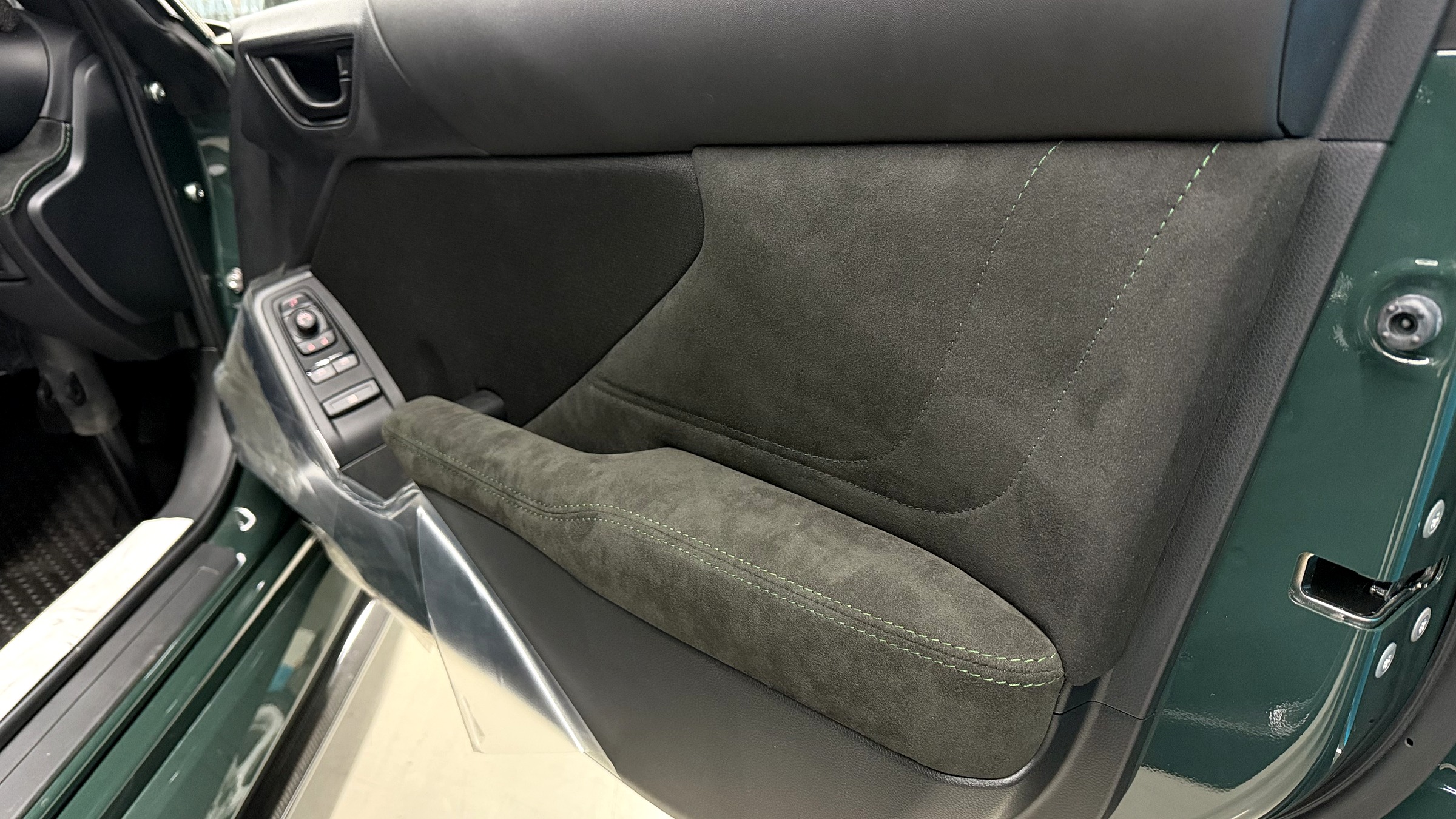 พนักวางแขน Alcantara เดินด้ายเขียวทำใหม่ GR86