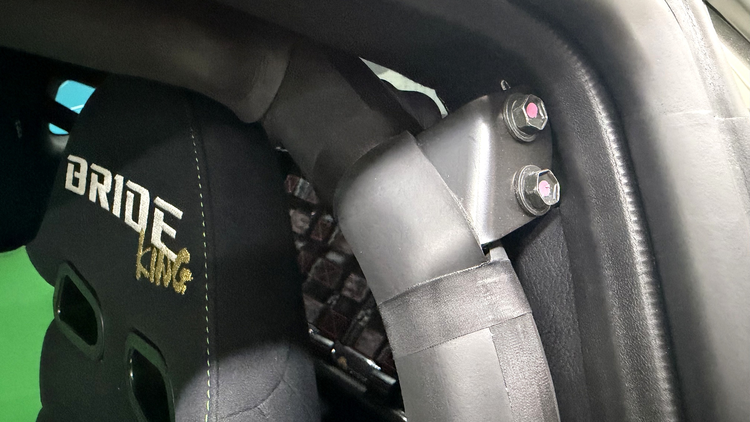 Alcantara เสาบี GR86 ติดตั้งเสร็จหลบ roll bar พอดี 100%