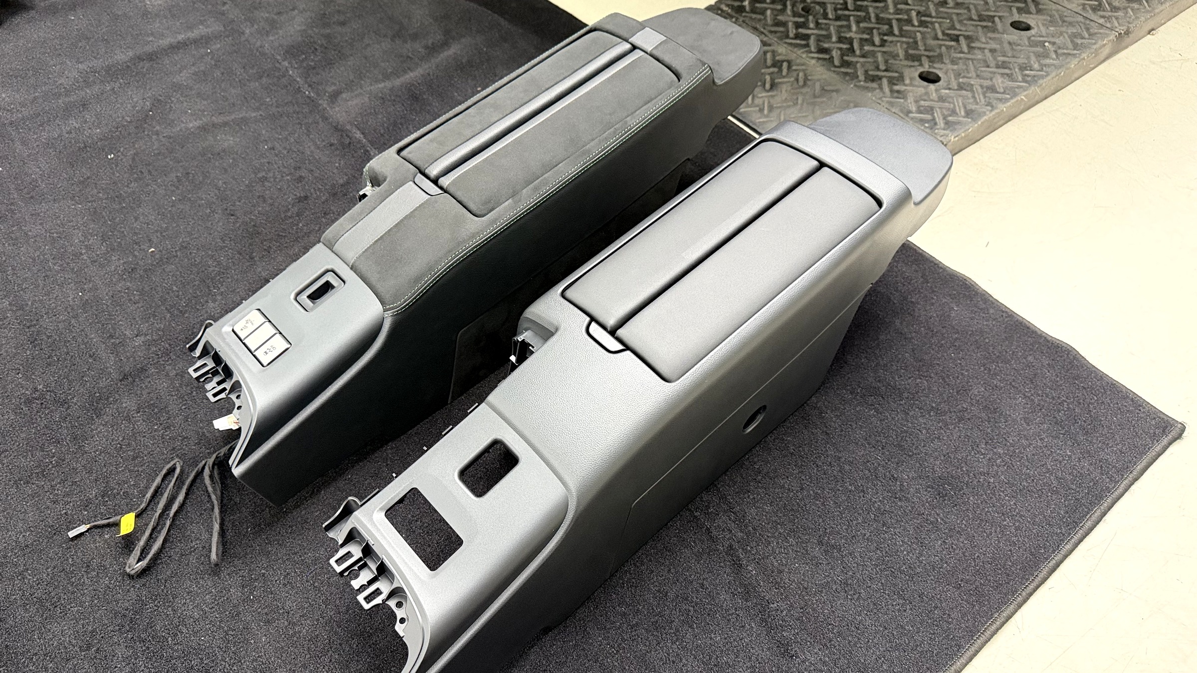 คอนโซลกลางเดิม GR86 เทียบกับชิ้น Alcantara เดินด้ายเขียว AXIS