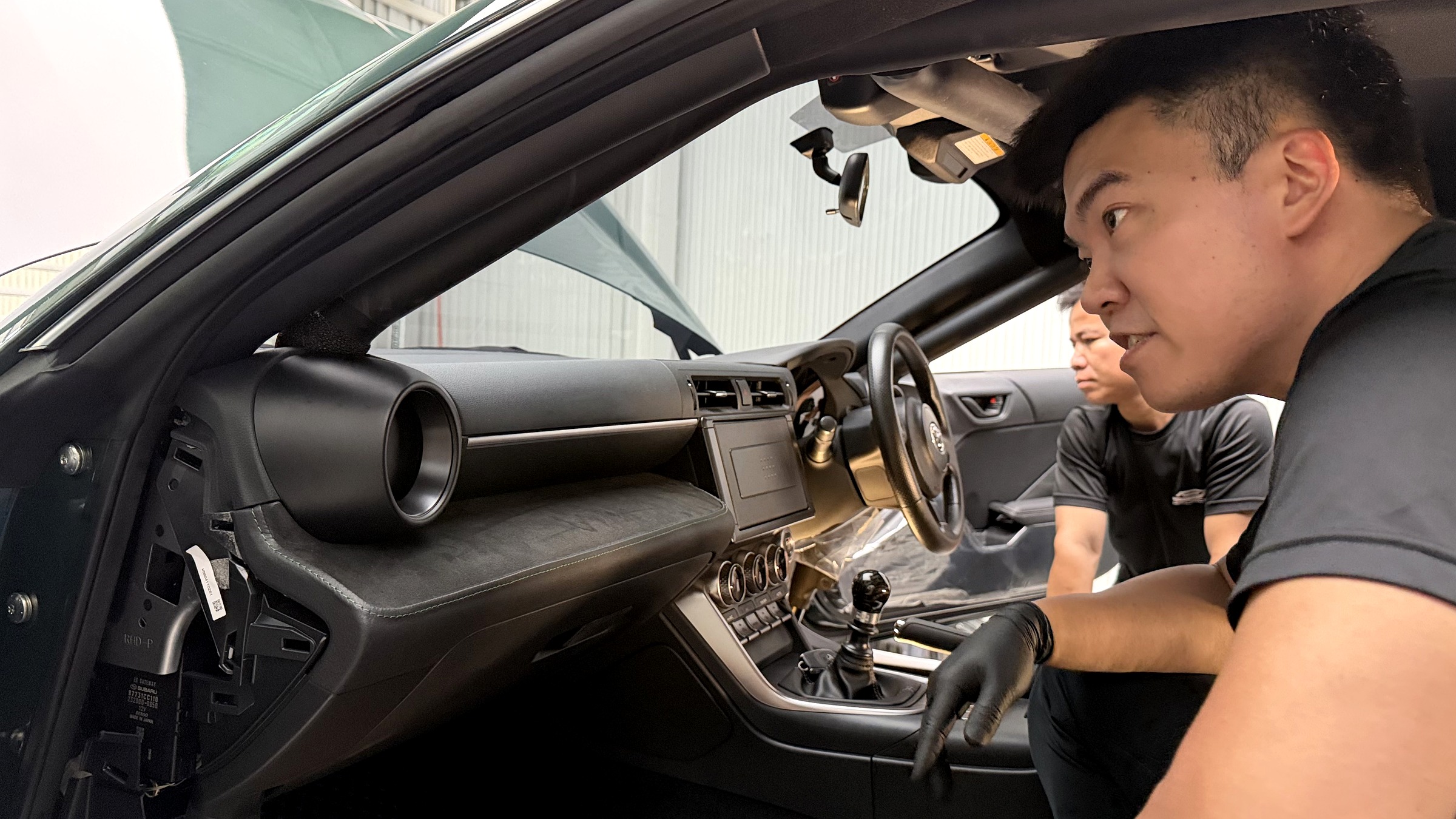 คอนโซลหน้า Alcantara เดินด้ายเขียว GR86