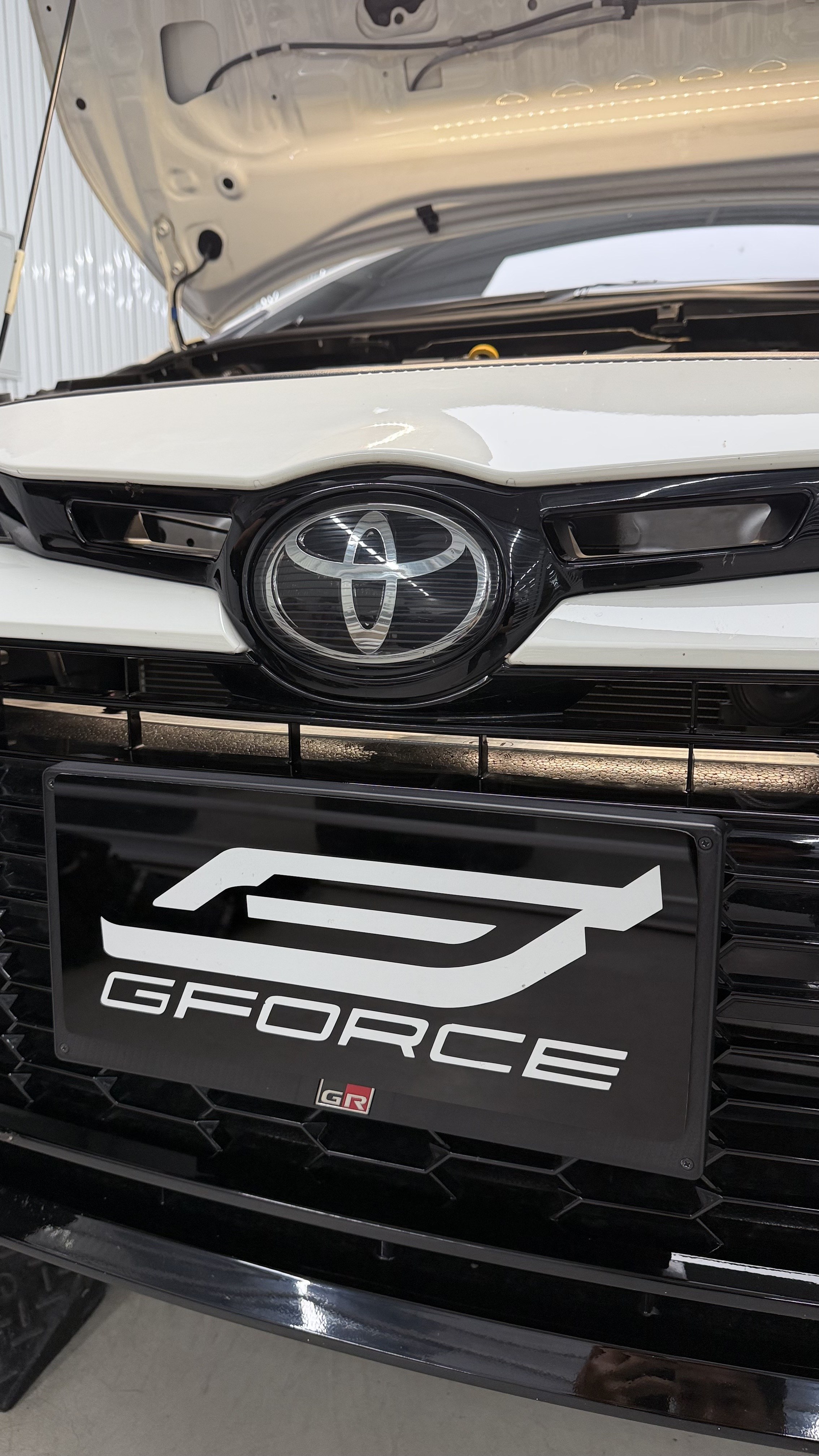 จมูกหน้า Toyota GR Corolla ที่มีช่องลมสองช่องส่งอากาศเข้ากรอง Infinity Design