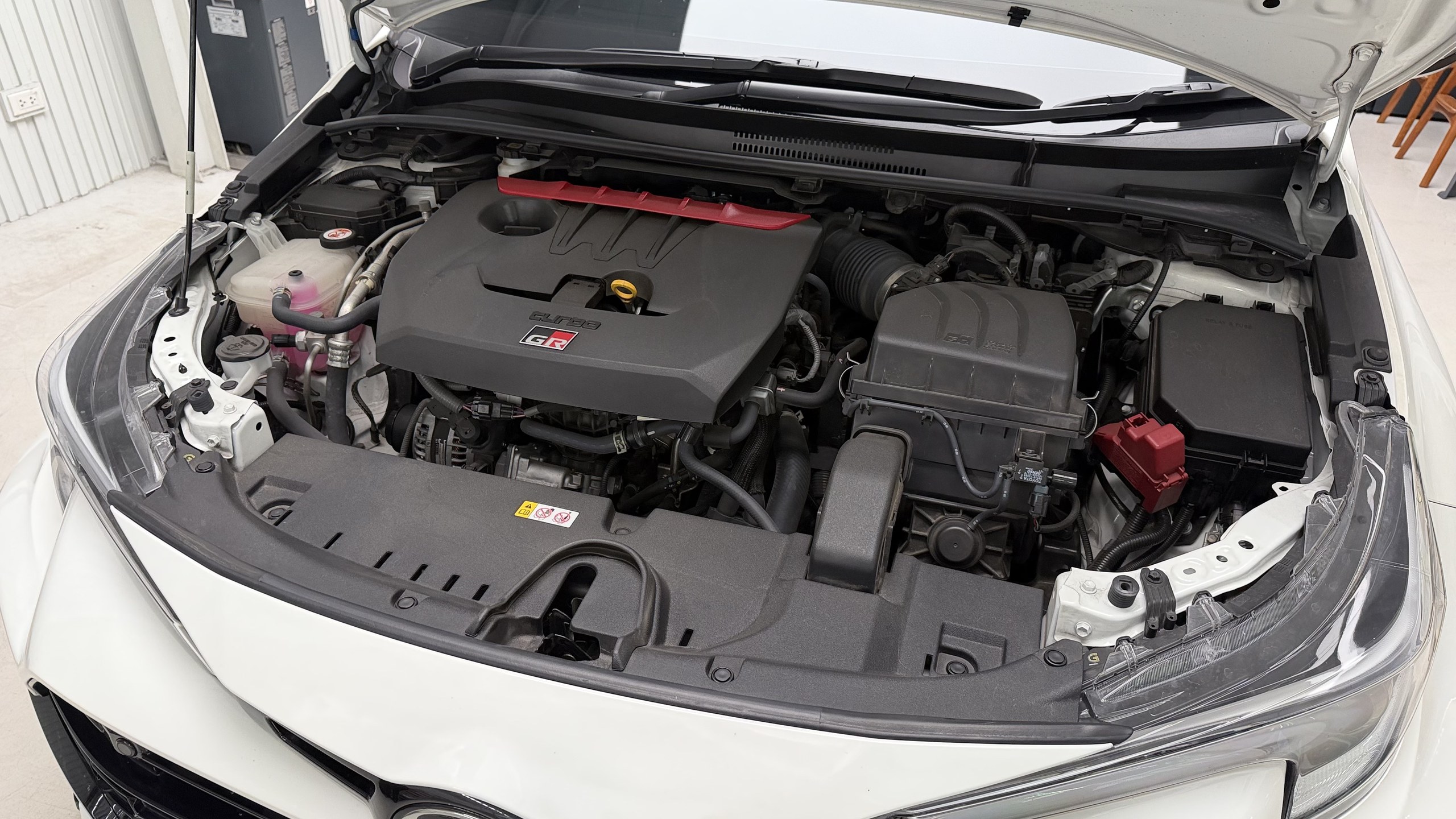 ห้องเครื่องเดิมของ Toyota GR Corolla Gen 2 เครื่อง G16E-GTS ก่อนติดตั้งกรองอากาศ Infinity Design