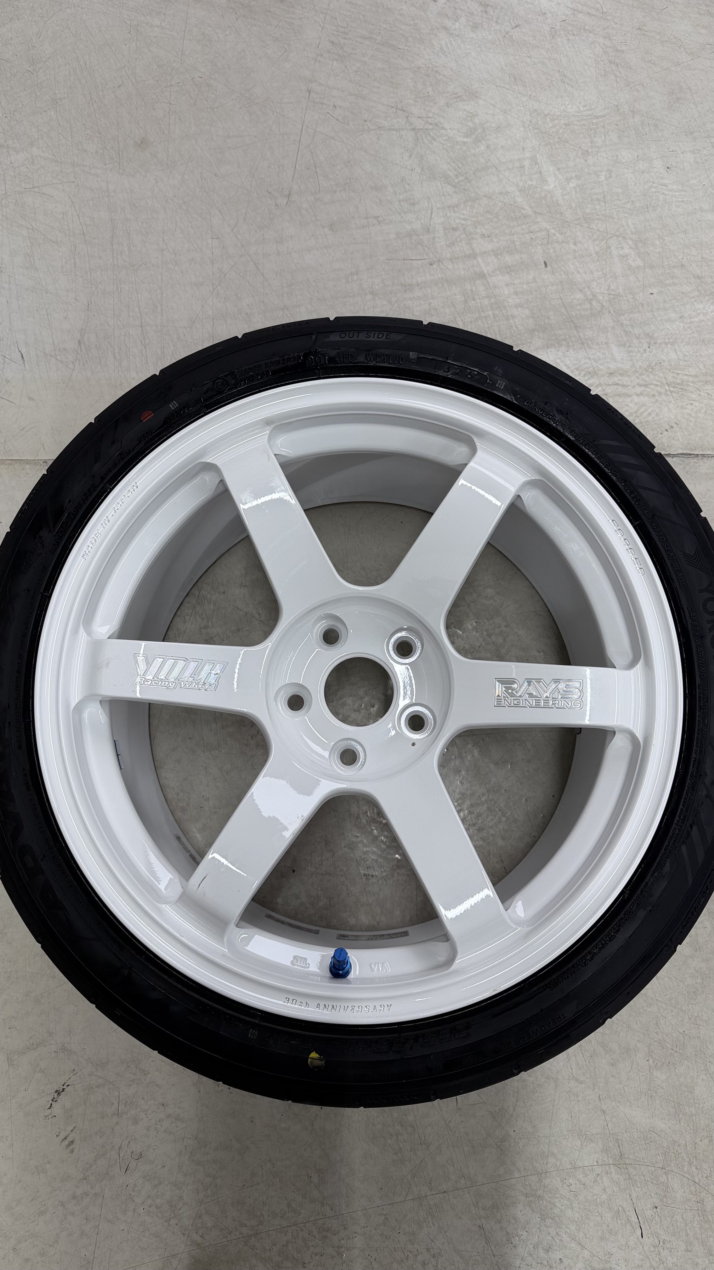 ล้อ RAYS Volk Racing TE37 30th Anniversary สีขาว ขอบ 18 นิ้ว พร้อมยาง Yokohama V601 สำหรับ GR Corolla