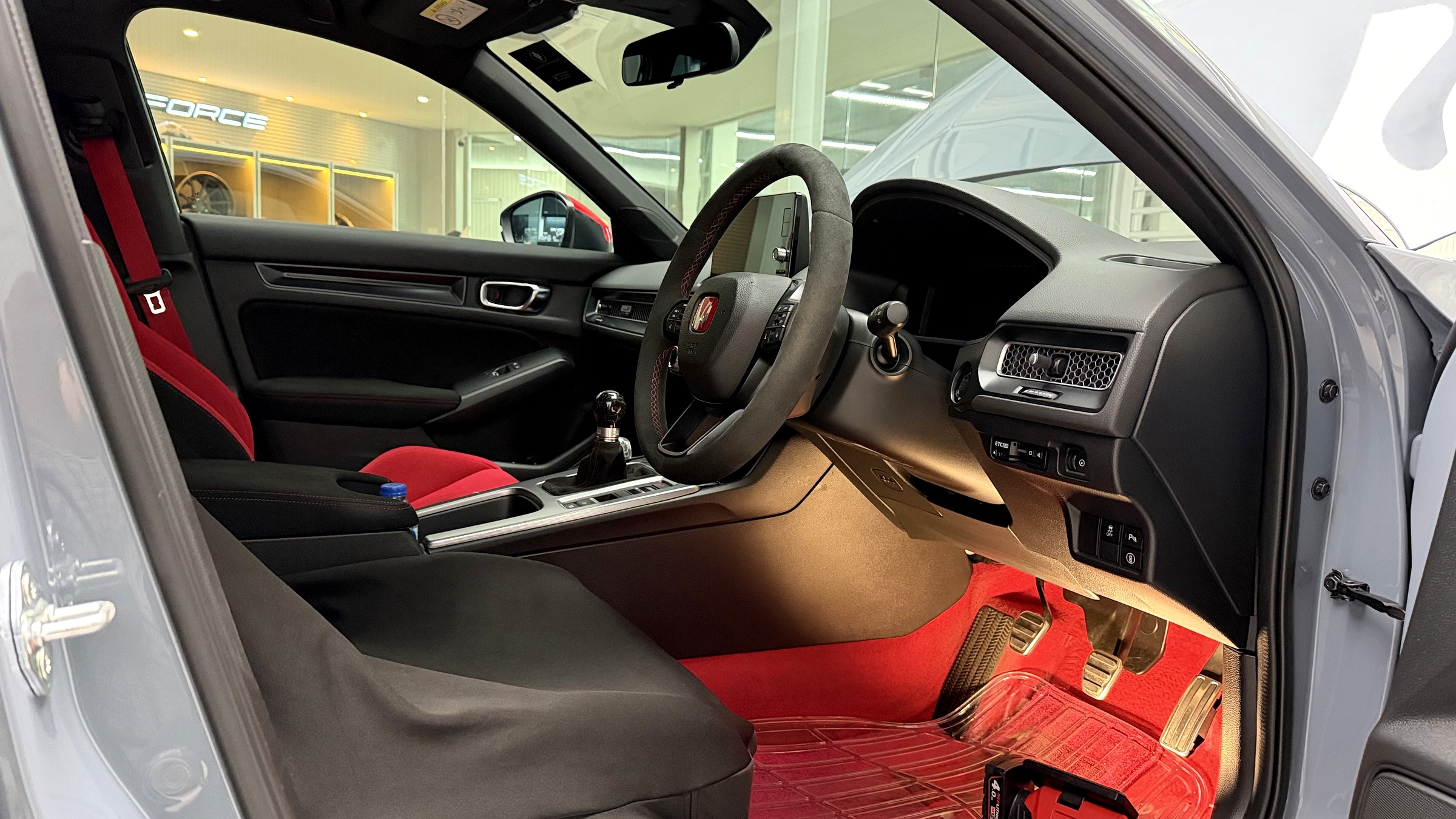 ภายใน Honda Civic Type-R FL5 เดิม ๆ ก่อนเริ่มงาน