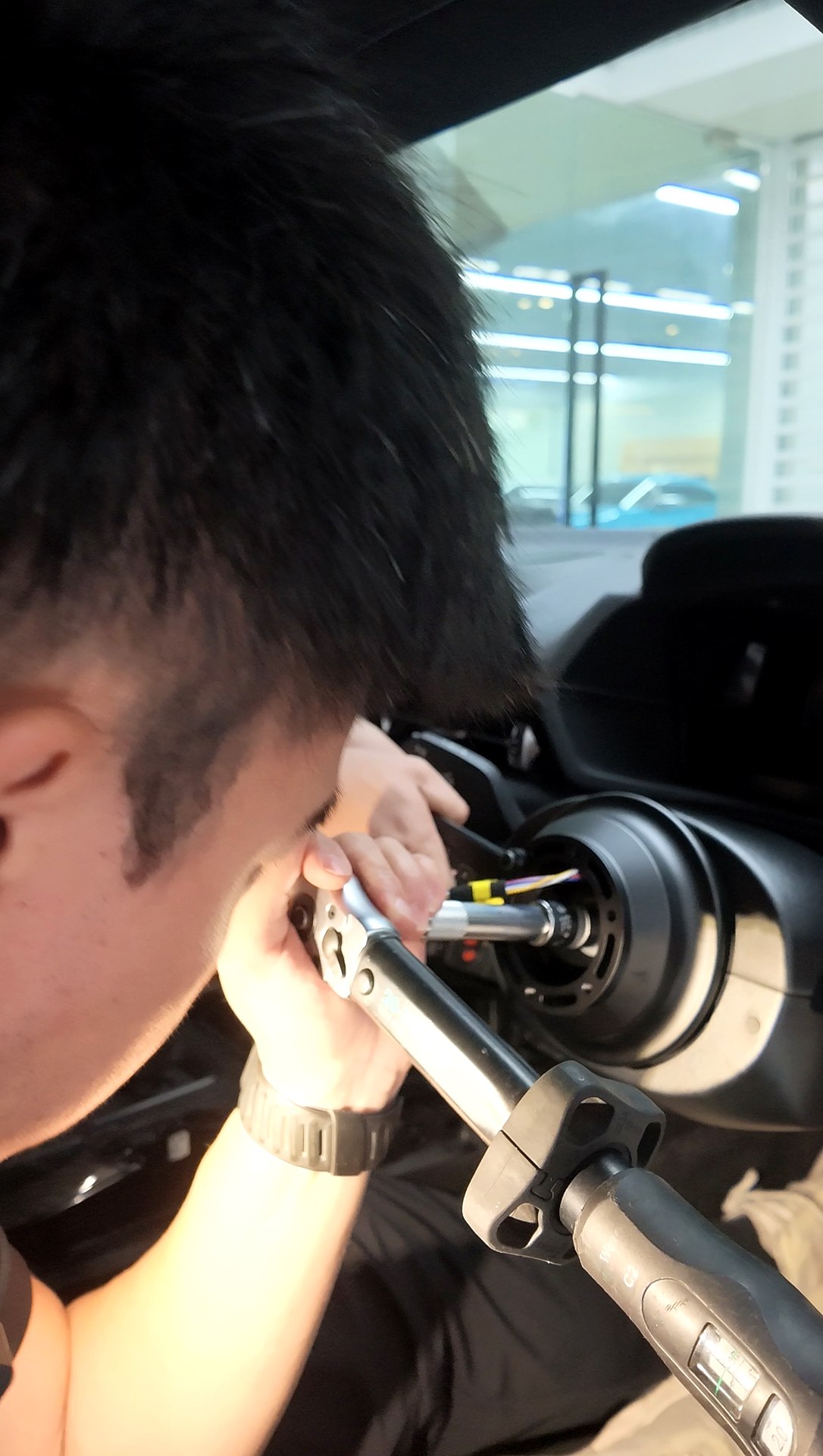 พวงมาลัย JQ Werks โดย G-FORCE — ขันน็อตถ้วยคอพวงมาลัยด้วยประแจปอนด์ตามค่าแรงบิด