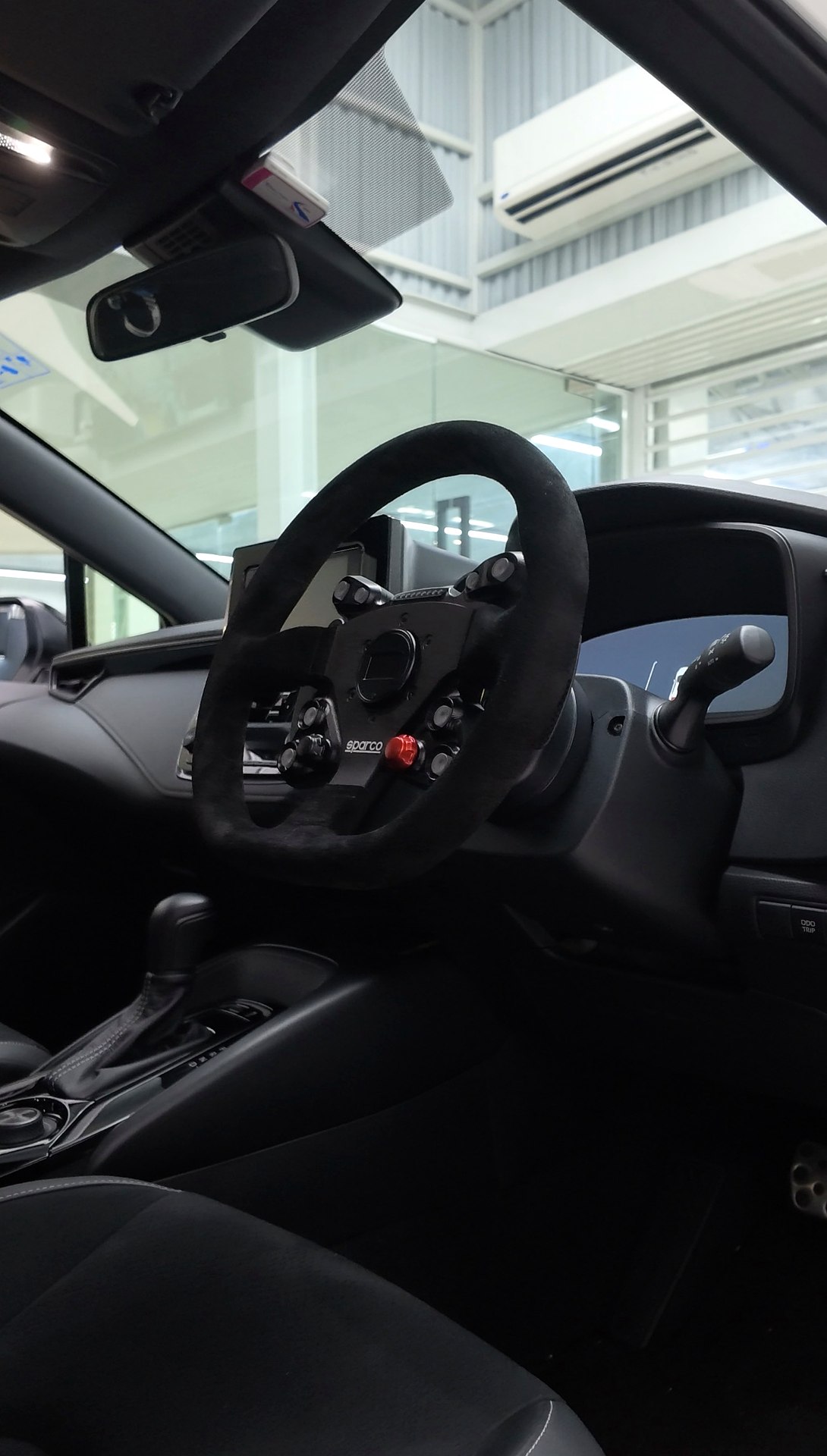 พวงมาลัย JQ Werks Podium จับคู่วง Sparco L360 บน Toyota GR Corolla Gen 2 โดย G-FORCE