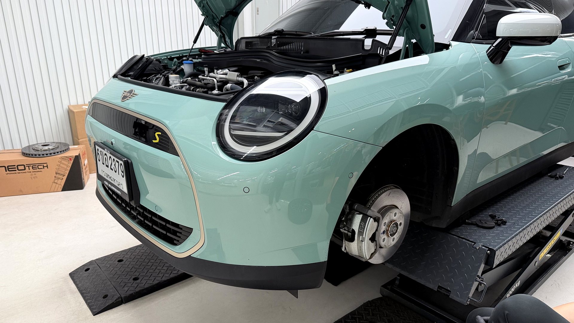 MINI Cooper J01 สีเขียวมินต์ เตรียมเปลี่ยนโช้ค NeoTech ที่ G-FORCE Thailand