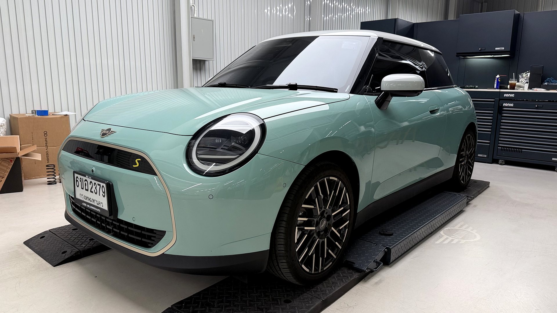 MINI Cooper J01 บนลิฟต์ เตรียมติดตั้งโช้ค NeoTech Coilover