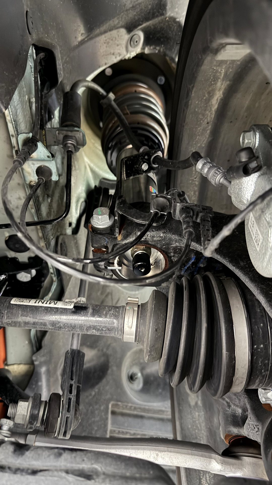 โครงสร้าง Inverted Monotube ของ NeoTech เมื่อติดตั้งบน MINI Cooper J01