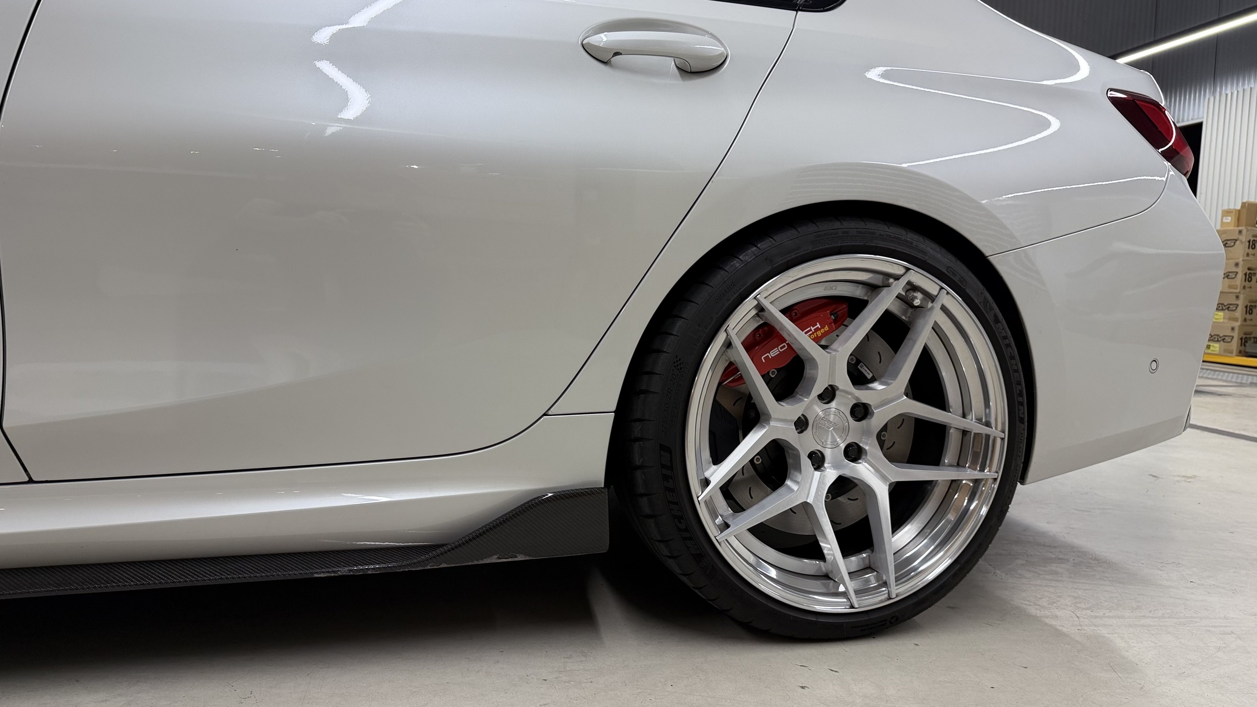 เบรค NeoTech Forged สีแดงเต็มซุ้มล้อหลัง BMW M340i G20 พร้อมล้อฟอร์จและสเกิร์ตคาร์บอน