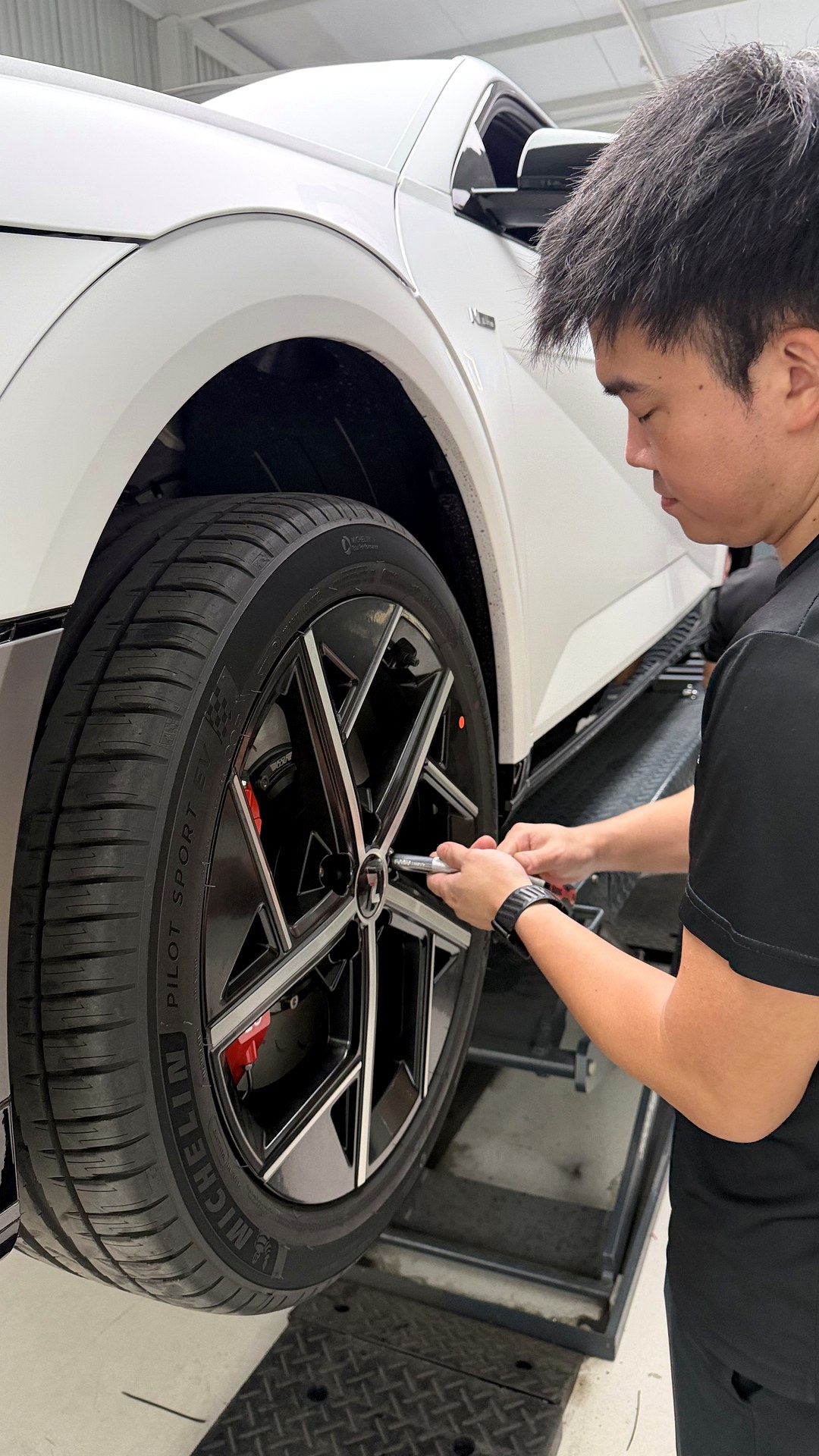 ประกอบล้อเดิมกลับบน Ioniq 5 N Line หลังติดตั้งเบรค NeoTech EVO 6P