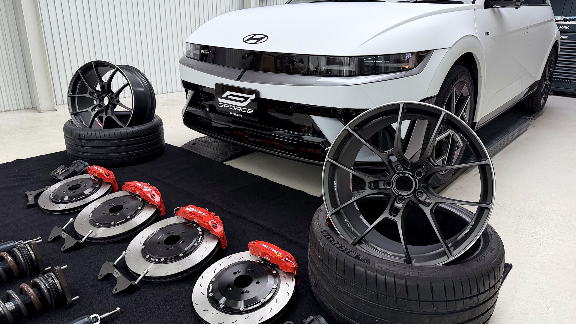 ล้อ RAYS G025 ที่เตรียมไว้สำหรับ Hyundai Ioniq 5 N Line พร้อมเบรค NeoTech