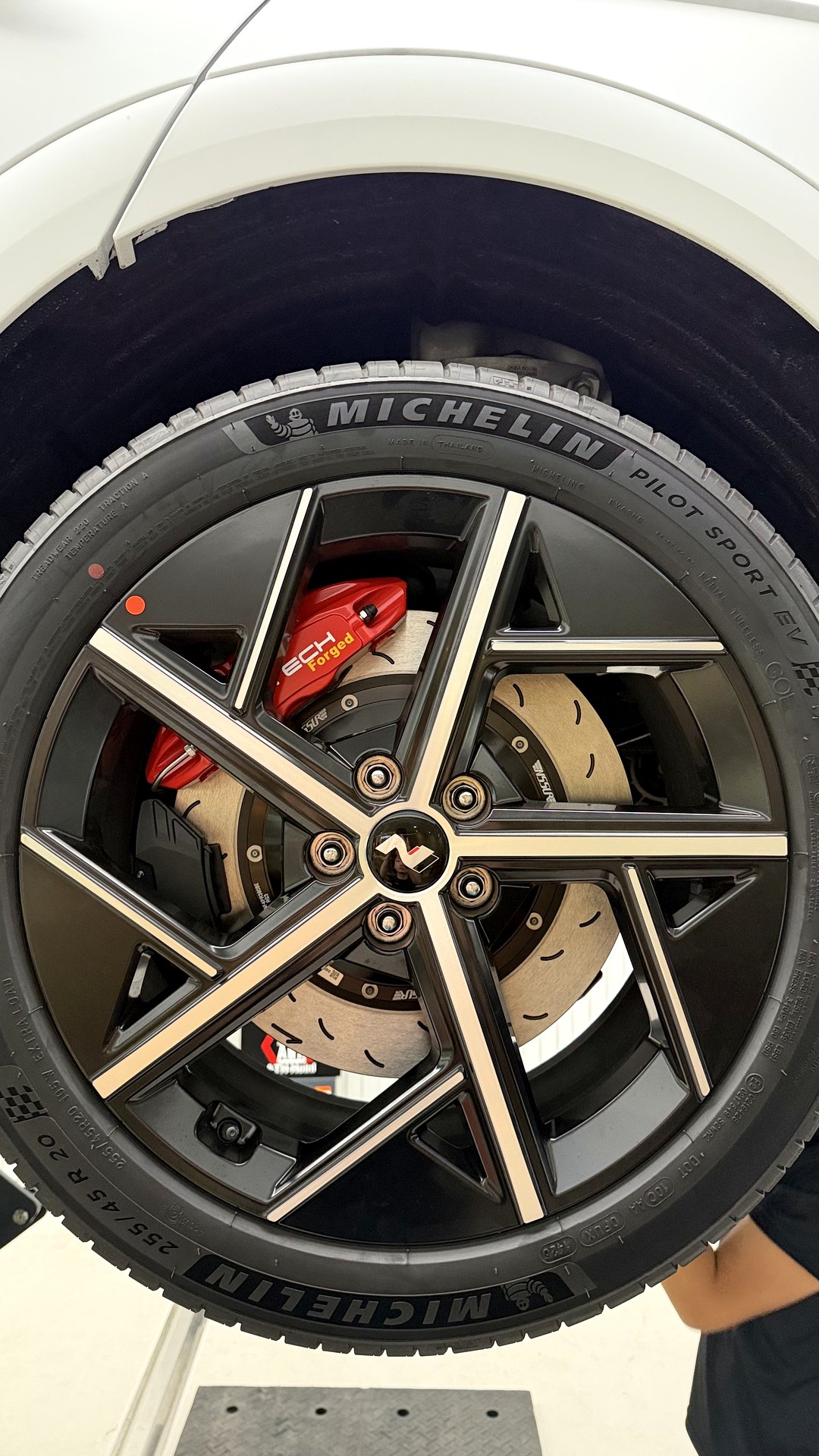 เบรค NeoTech EVO 4P-R สีแดงหลังล้อเดิมด้านหลังของ Ioniq 5 N Line