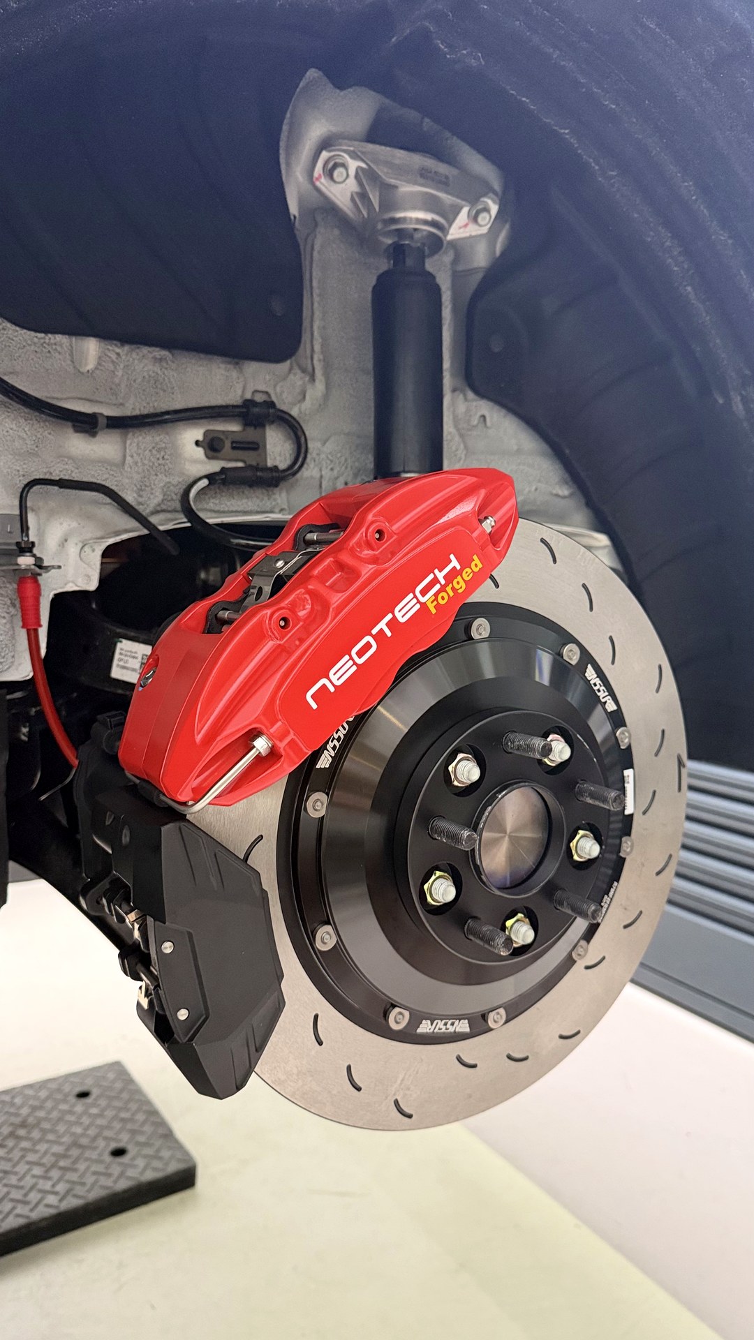 โช้ค NeoTech คู่กับเบรค NeoTech EVO 4P-R ด้านหลัง Hyundai Ioniq 5 N Line