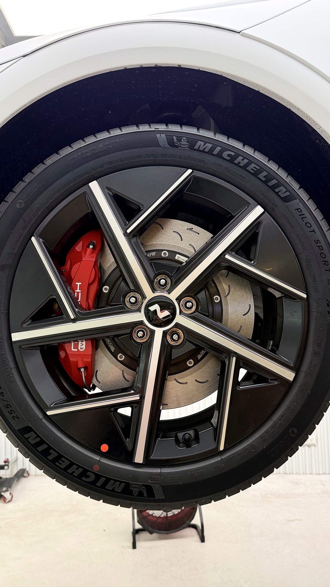 เบรค NeoTech EVO 6P สีแดงหลังล้อเดิมของ Hyundai Ioniq 5 N Line