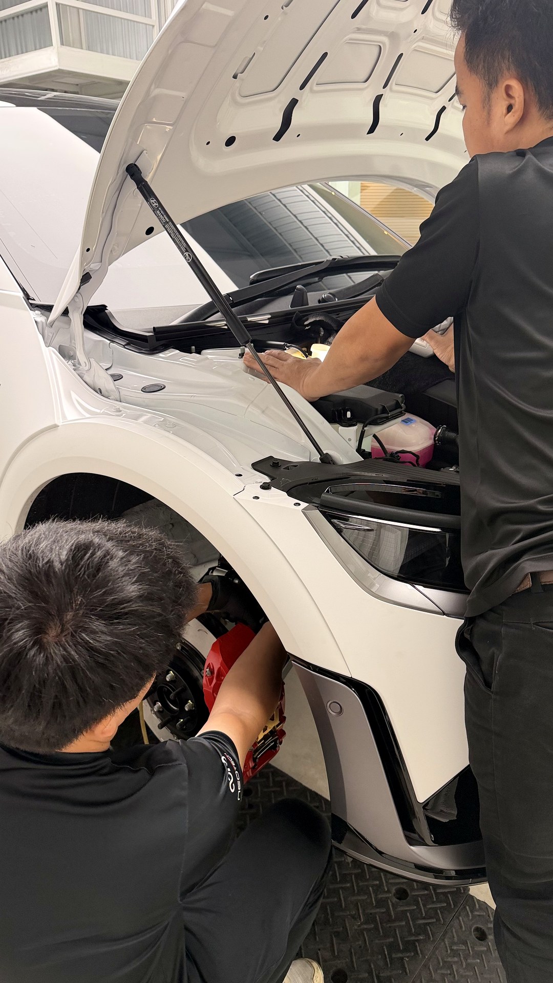 ไล่น้ำมันเบรคทั้งระบบหลังติดตั้งเบรค NeoTech บน Hyundai Ioniq 5 N Line