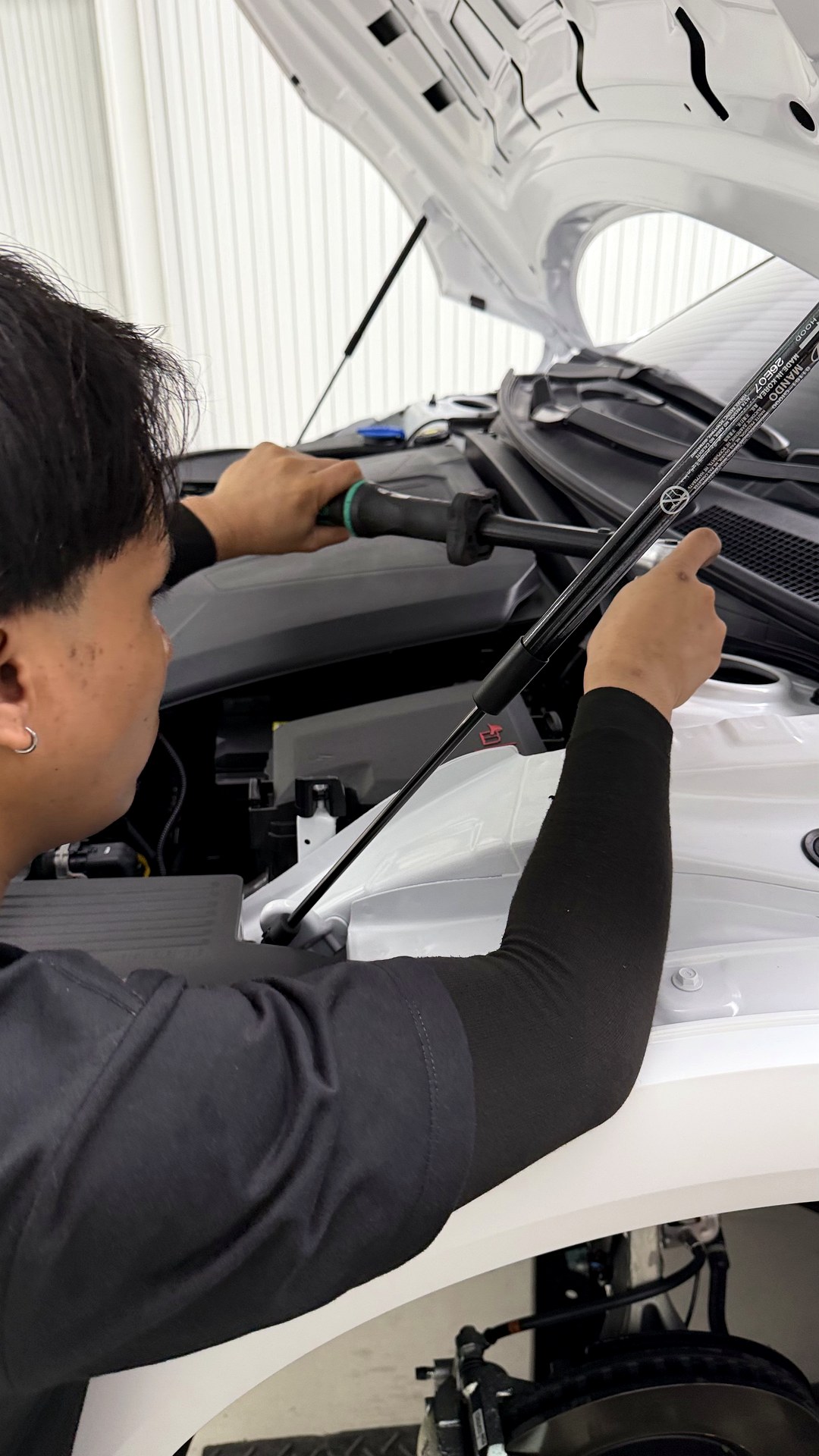 ขันปอนด์น็อตฝาบนโช้คหน้า NeoTech ในห้องเครื่อง Ioniq 5 N Line