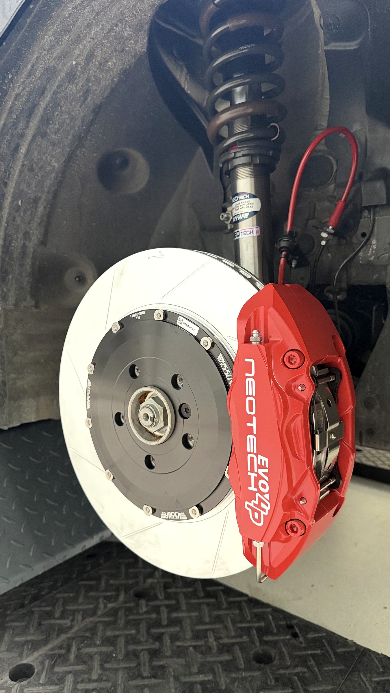 โช้คหน้า NeoTech และเบรค NeoTech EVO 4P บน MINI Aceman JCW