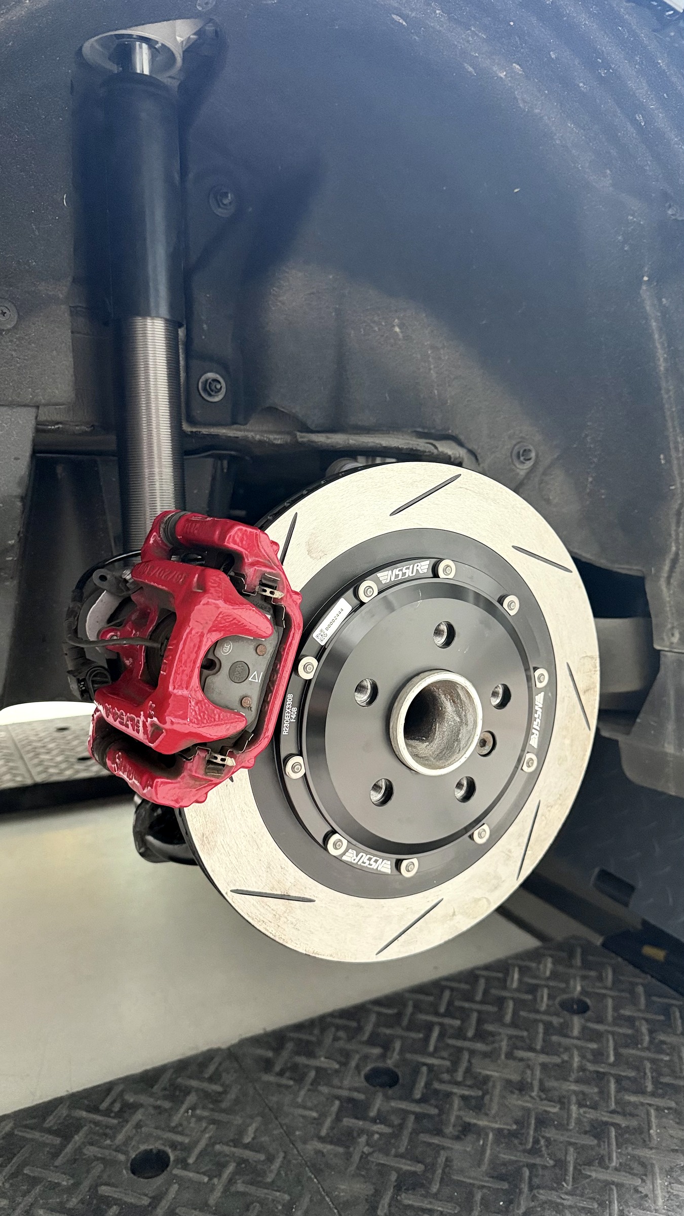 โช้คหลัง NeoTech และจานเบรคหลัง 330mm บน MINI Aceman JCW