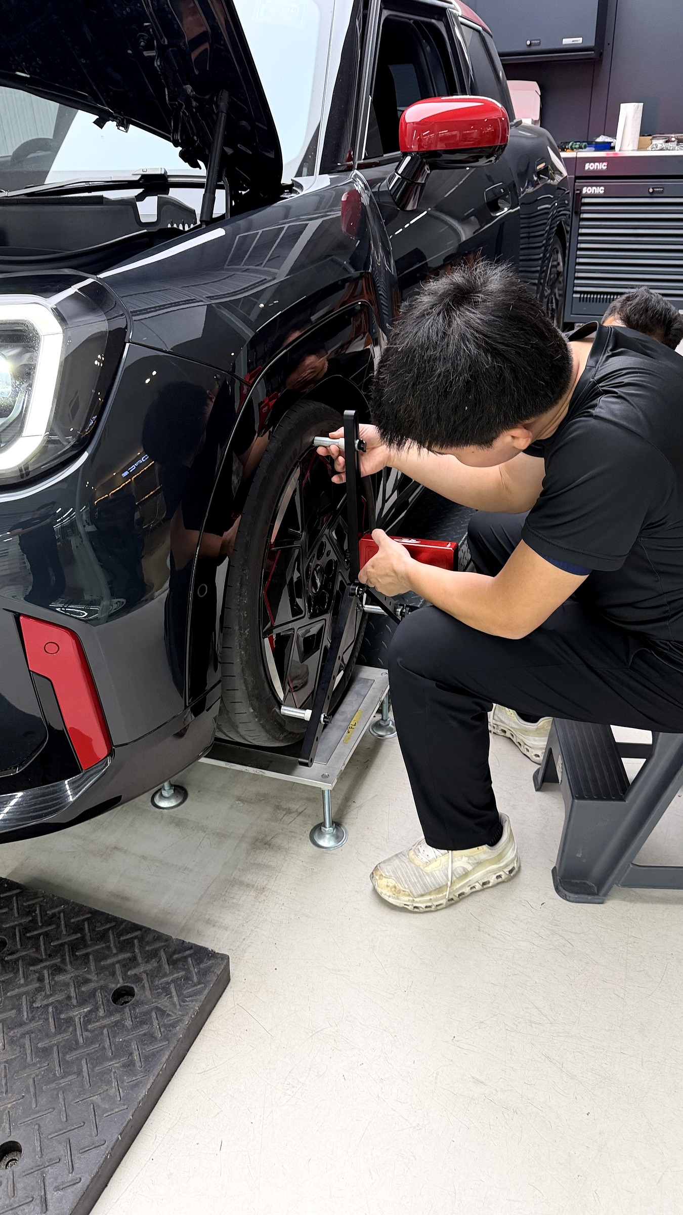 คุณกึงวัดมุมแคมเบอร์ MINI Aceman JCW หลังติดตั้งโช้ค NeoTech