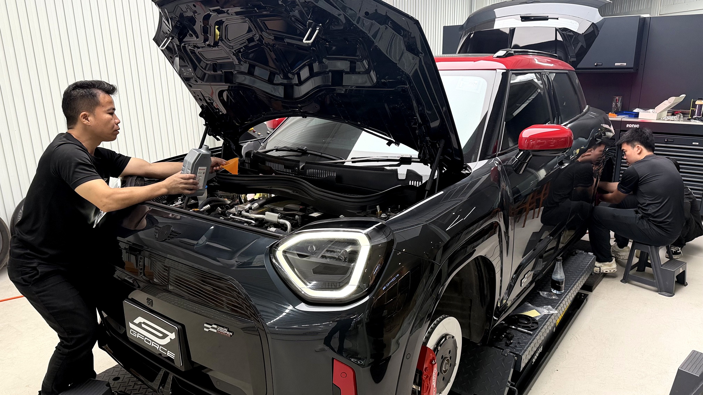 ไล่น้ำมันเบรคทั้งระบบหลังติดตั้งเบรค NeoTech EVO 4P บน MINI Aceman JCW