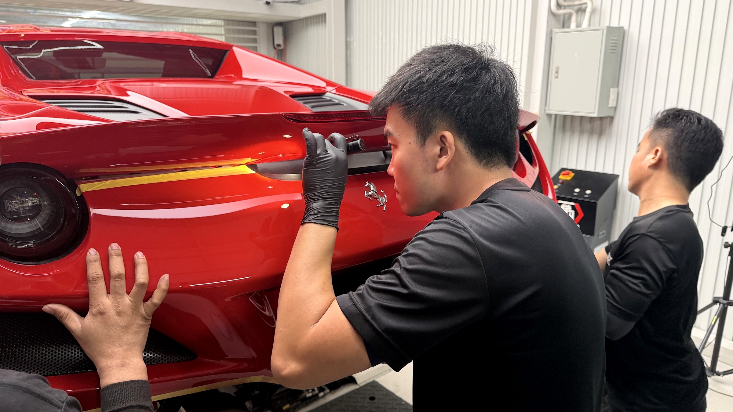 ยกกันชนใส่กลับ ดูจุดยึดให้แน่ใจก่อน — ท่อไอเสีย Novitec Ferrari F8 Spider