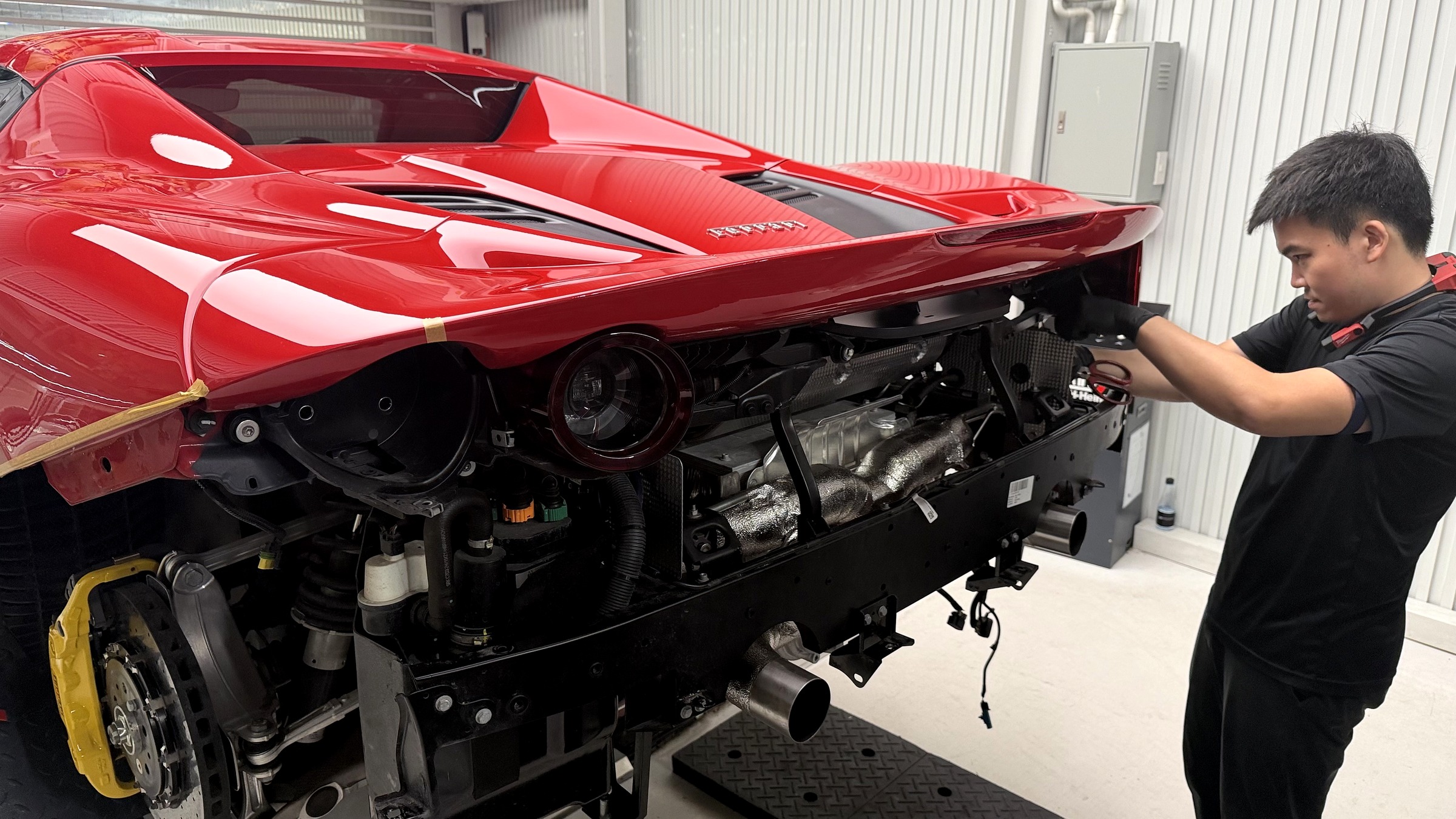 เก็บงาน เช็คทุกอย่างให้เรียบร้อยก่อนประกอบกลับ — ท่อไอเสีย Novitec Ferrari F8 Spider