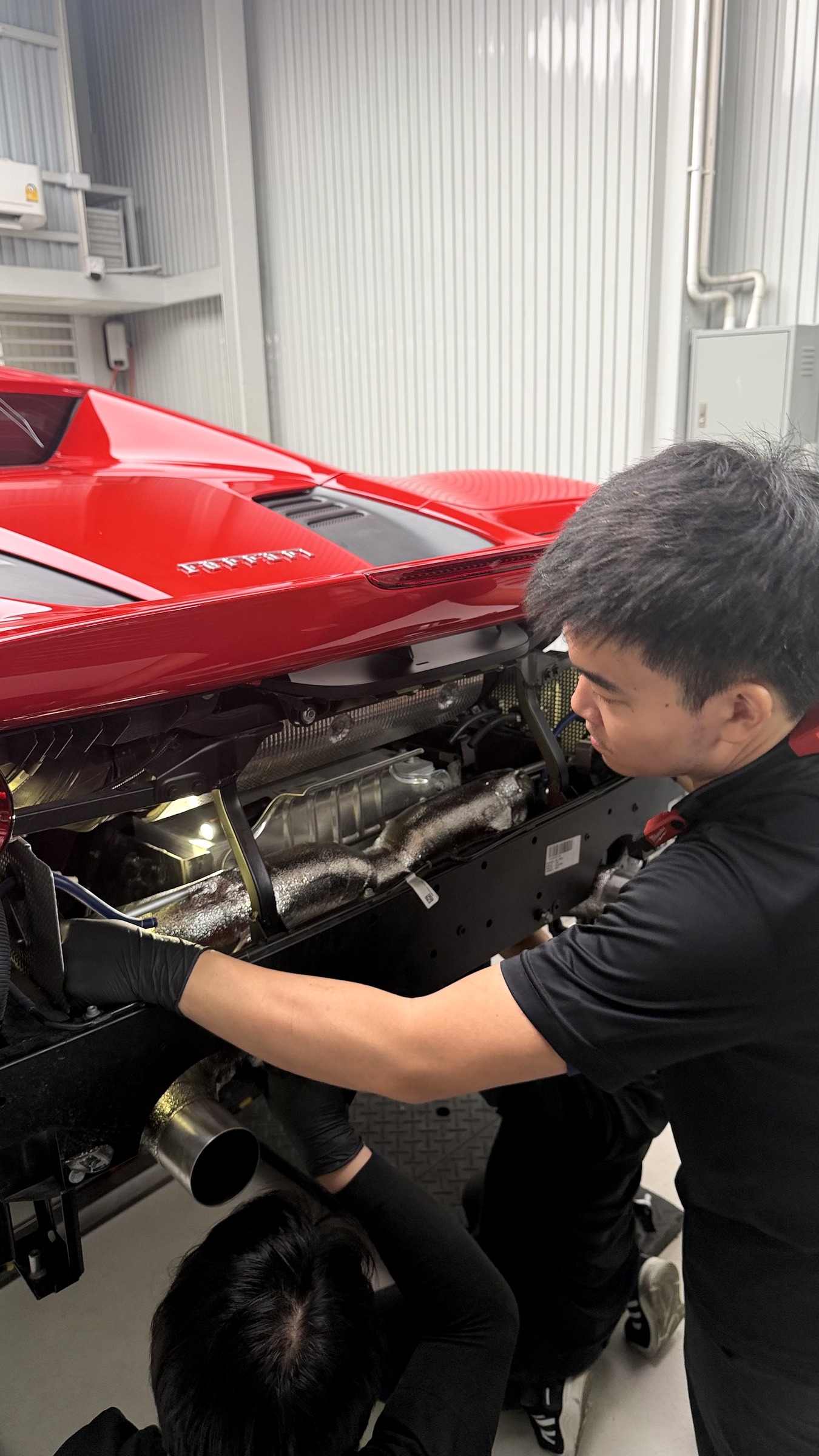 ระหว่างติดตั้งด้านล่าง ด้านบนต้องจับไว้ กันขาท่อถูแชสซีเป็นรอย — ท่อไอเสีย Novitec Ferrari F8 Spider