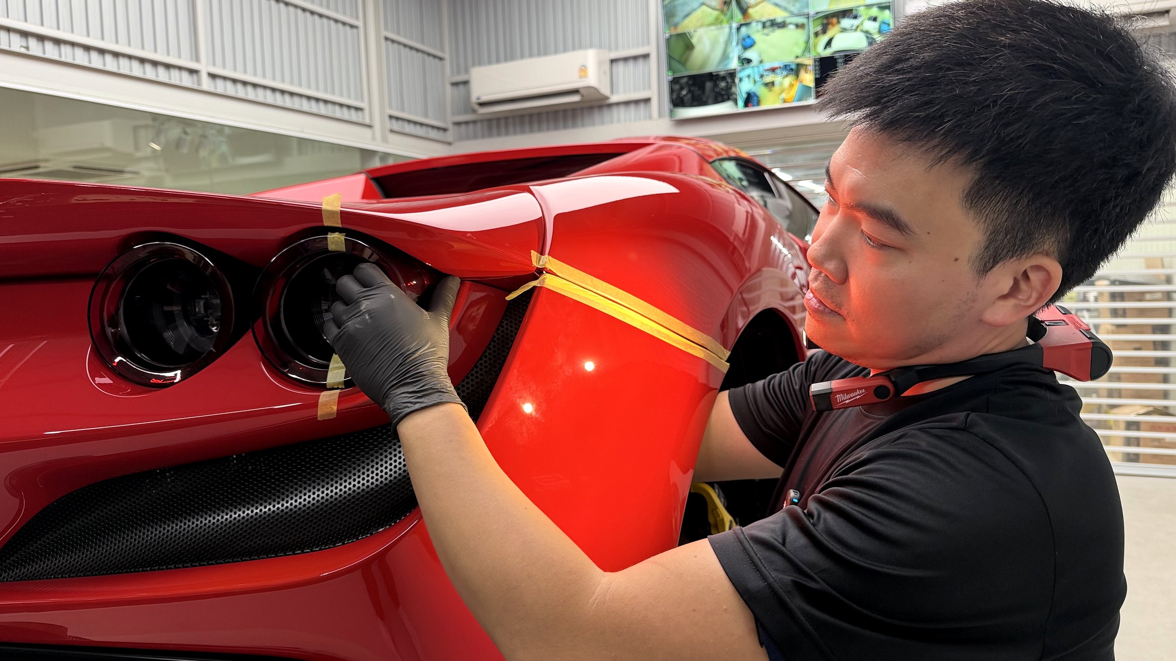 ก่อนถอดไฟท้าย มาร์คตำแหน่งเพื่อให้ใส่กลับได้ตรง 100% — ท่อไอเสีย Novitec Ferrari F8 Spider