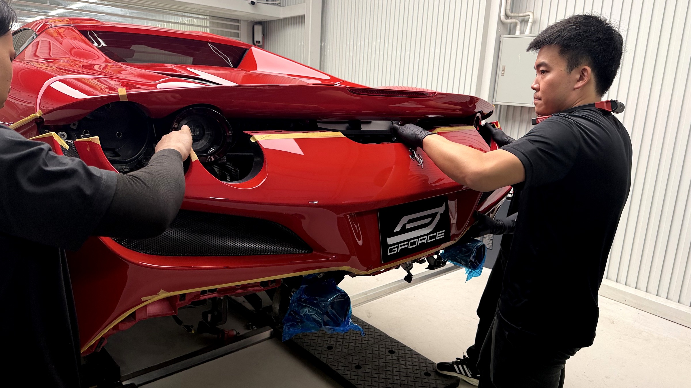 กันชนท้าย ชิ้นสุดท้ายที่ถูกถอดออกด้วยความสวยงาม — ท่อไอเสีย Novitec Ferrari F8 Spider