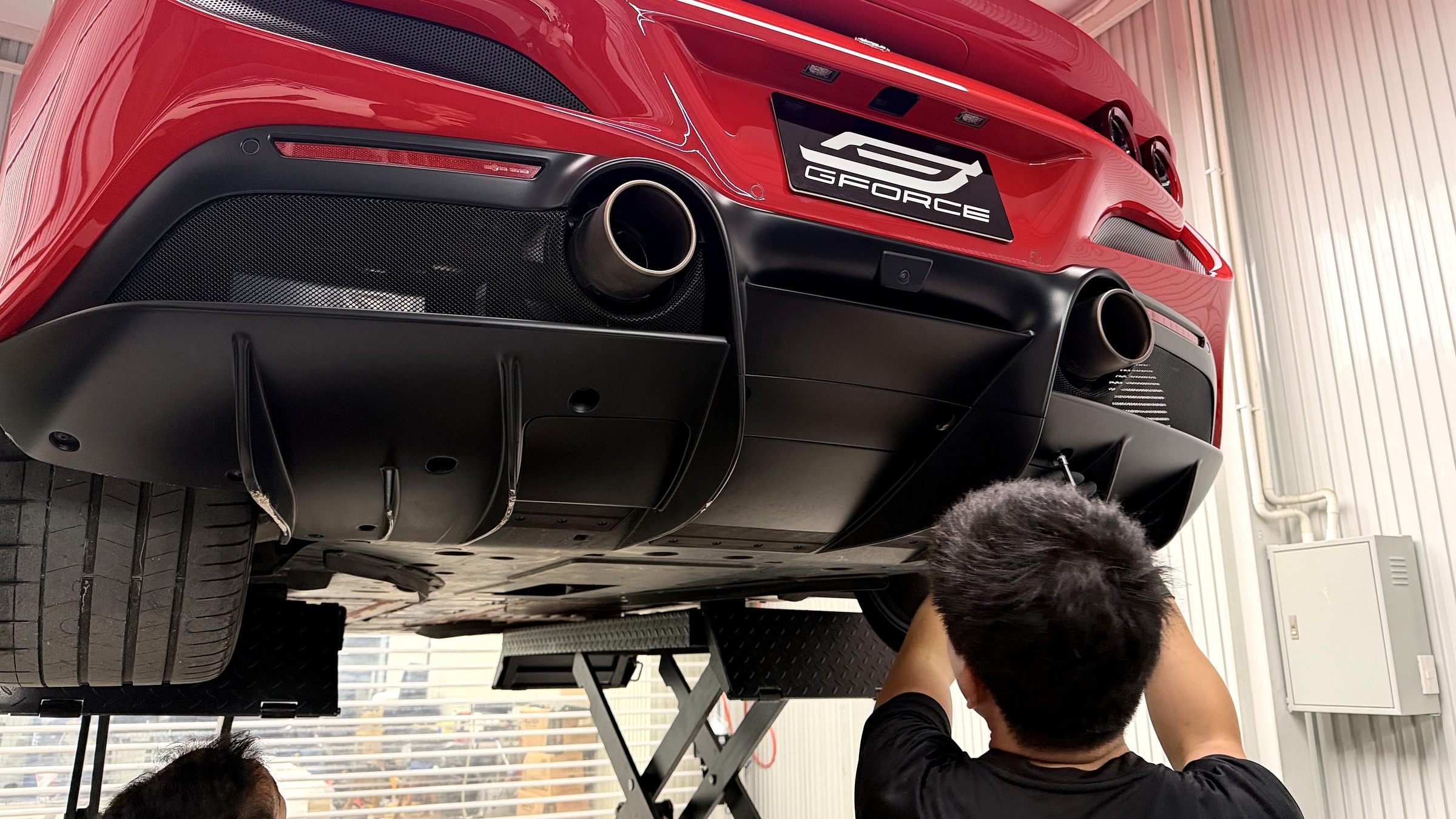 เริ่มงานด้วยการถอด diffuser — ท่อไอเสีย Novitec Ferrari F8 Spider