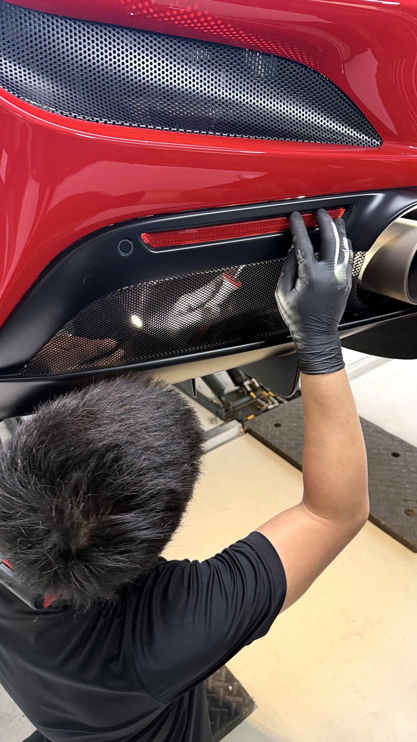 ถอดทับทิมหลัง ต้องล้วงจากด้านในกันชน — ท่อไอเสีย Novitec Ferrari F8 Spider