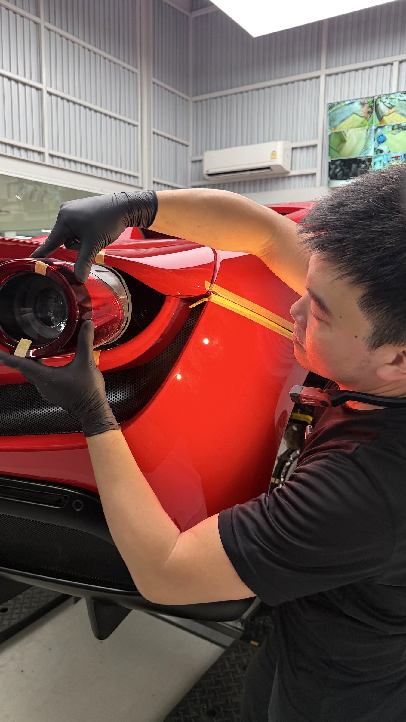 ถอดไฟท้ายด้วยความระวัง — ท่อไอเสีย Novitec Ferrari F8 Spider