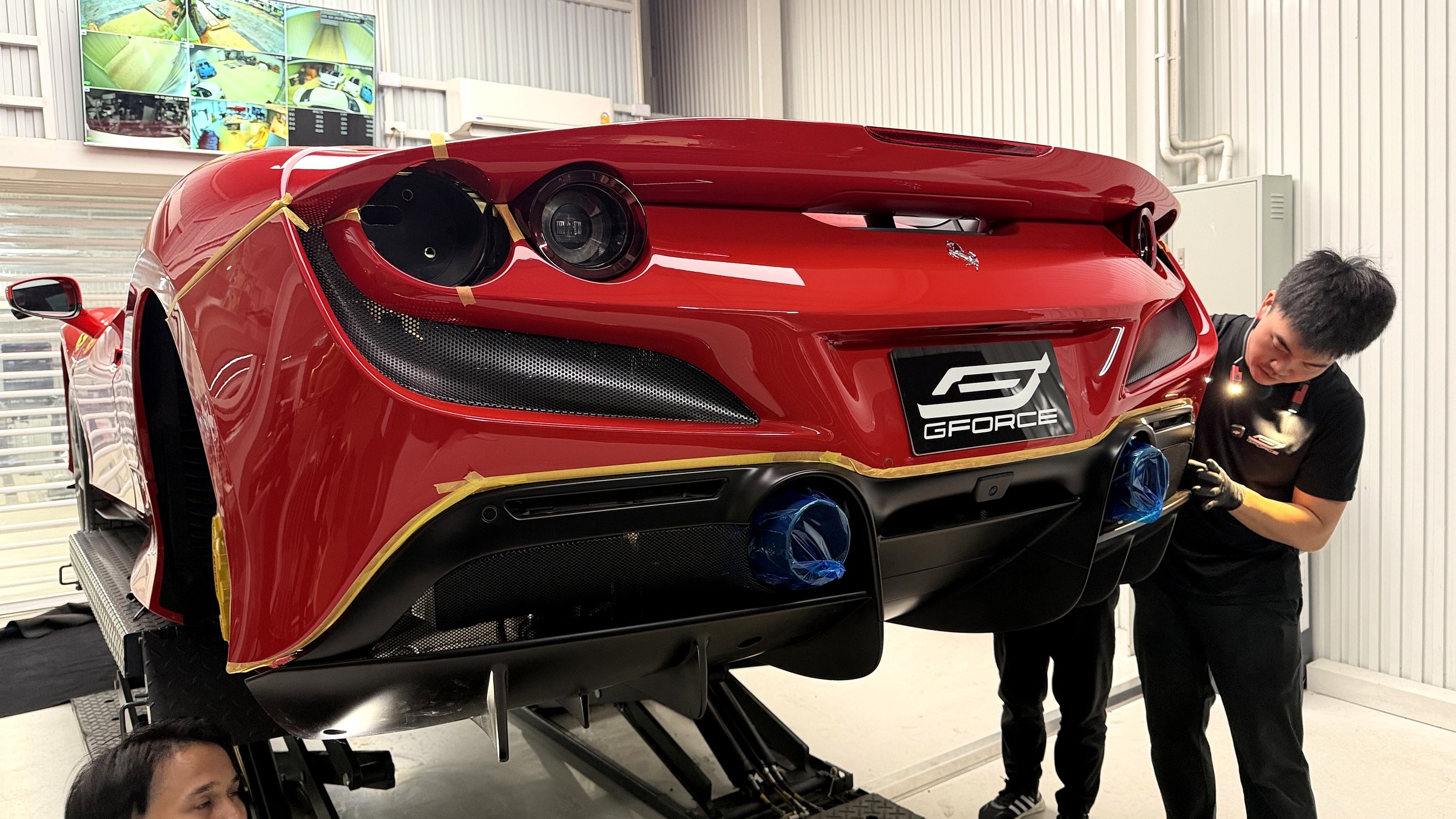 ติดเทปโดยรอบ ป้องกัน diffuser กับกันชนถูกันเป็นรอย กันไว้ดีกว่าแก้ — ท่อไอเสีย Novitec Ferrari F8 Spider