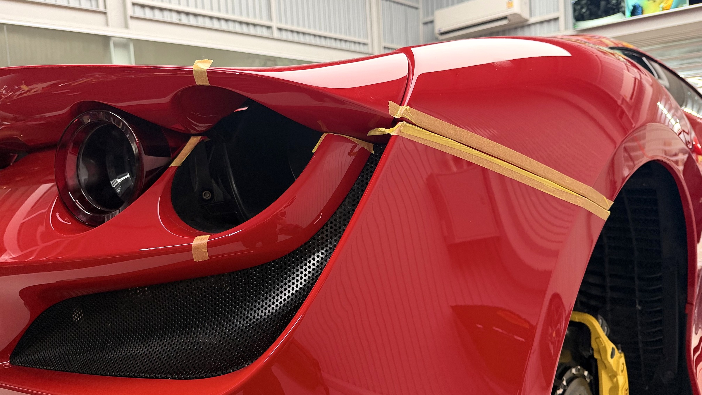ติดกันรอยไว้แล้ว ตอนประกอบกลับก็ไม่ต้องกังวลเรื่องริ้วรอย — ท่อไอเสีย Novitec Ferrari F8 Spider