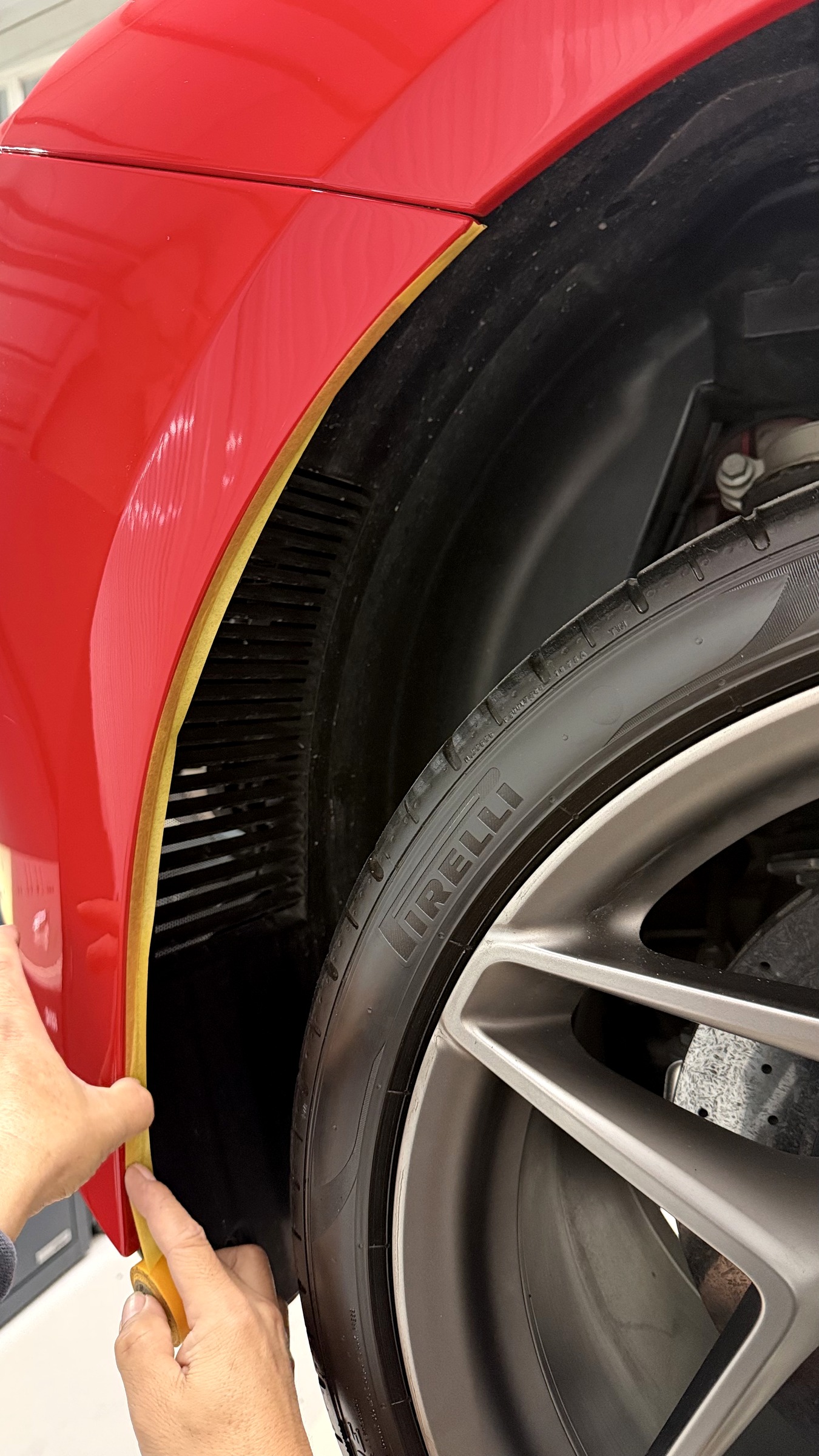 ติดเทปกันรอยบริเวณซุ้มล้อ — ท่อไอเสีย Novitec Ferrari F8 Spider