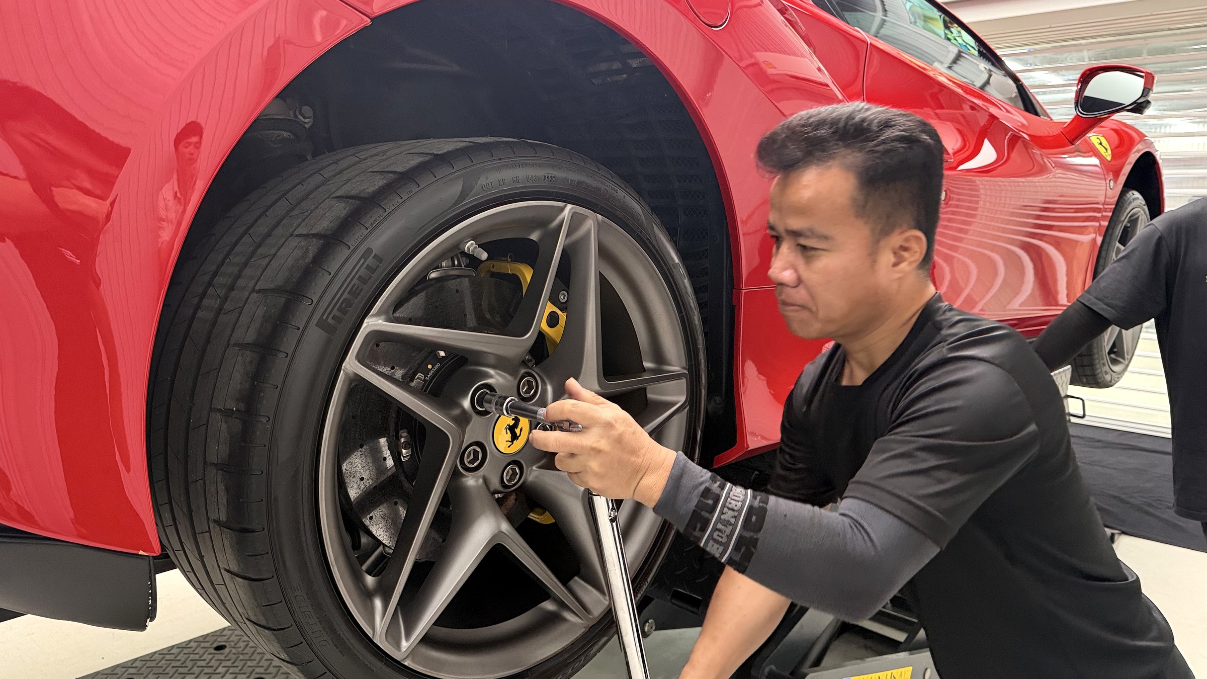 ถอดน็อตล้อก่อนดึงล้อออก — ท่อไอเสีย Novitec Ferrari F8 Spider