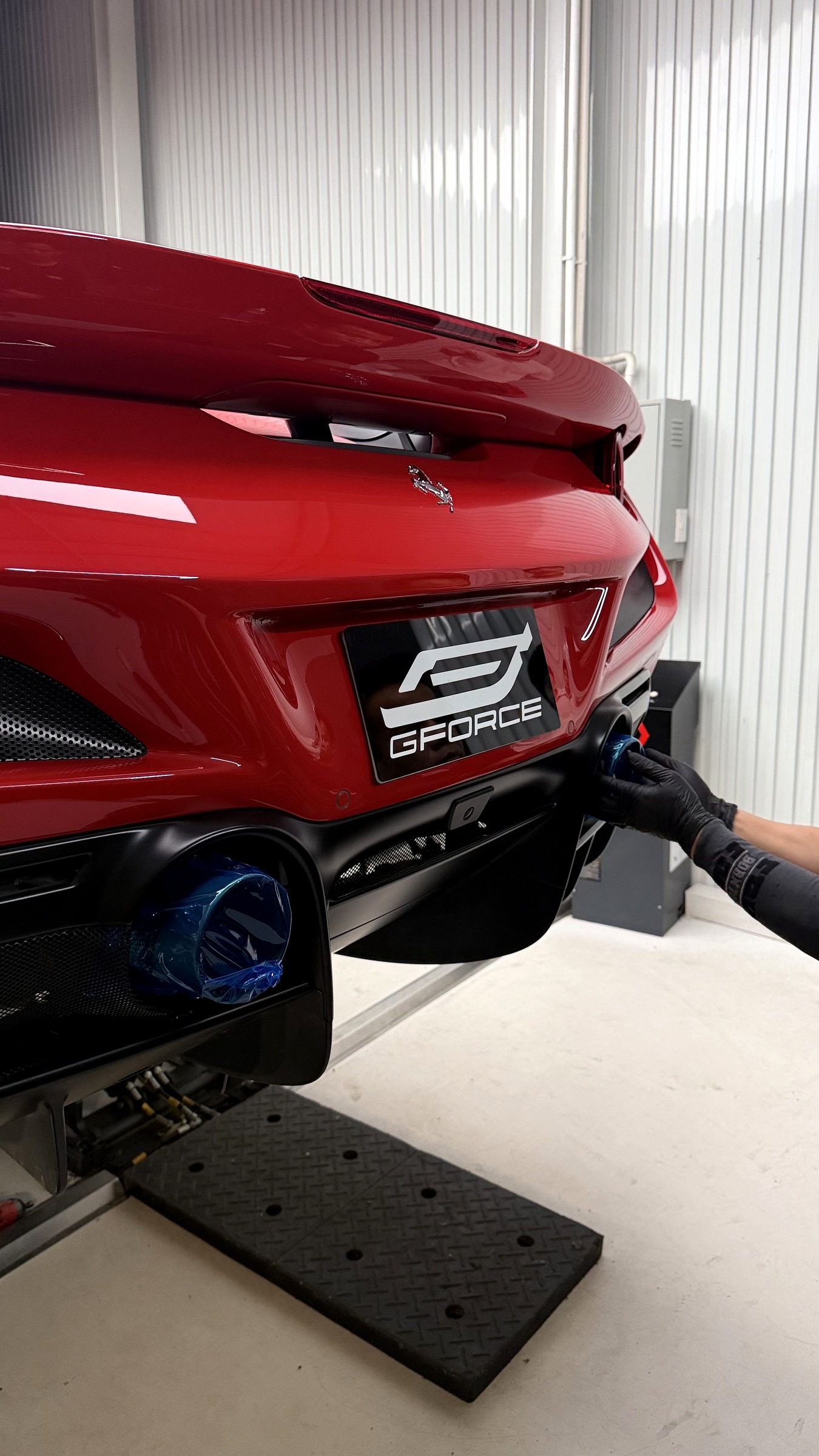 ห่อปลายท่อก่อนถอด diffuser — ท่อไอเสีย Novitec Ferrari F8 Spider