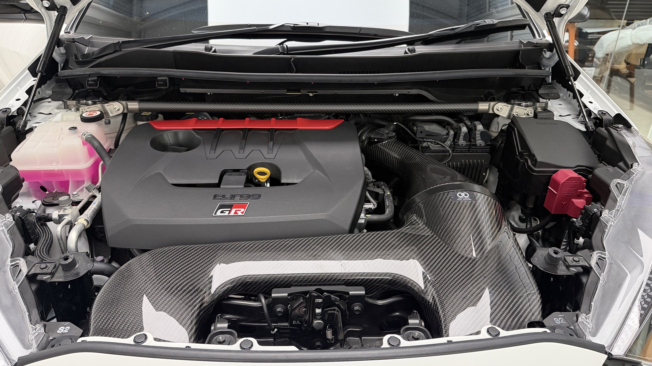 ห้องเครื่อง GR Yaris Gen 2 หลังติดตั้งค้ำโช้ค PTism กรองอากาศ Infinity Design และค้ำฝาหน้า BFM Performance
