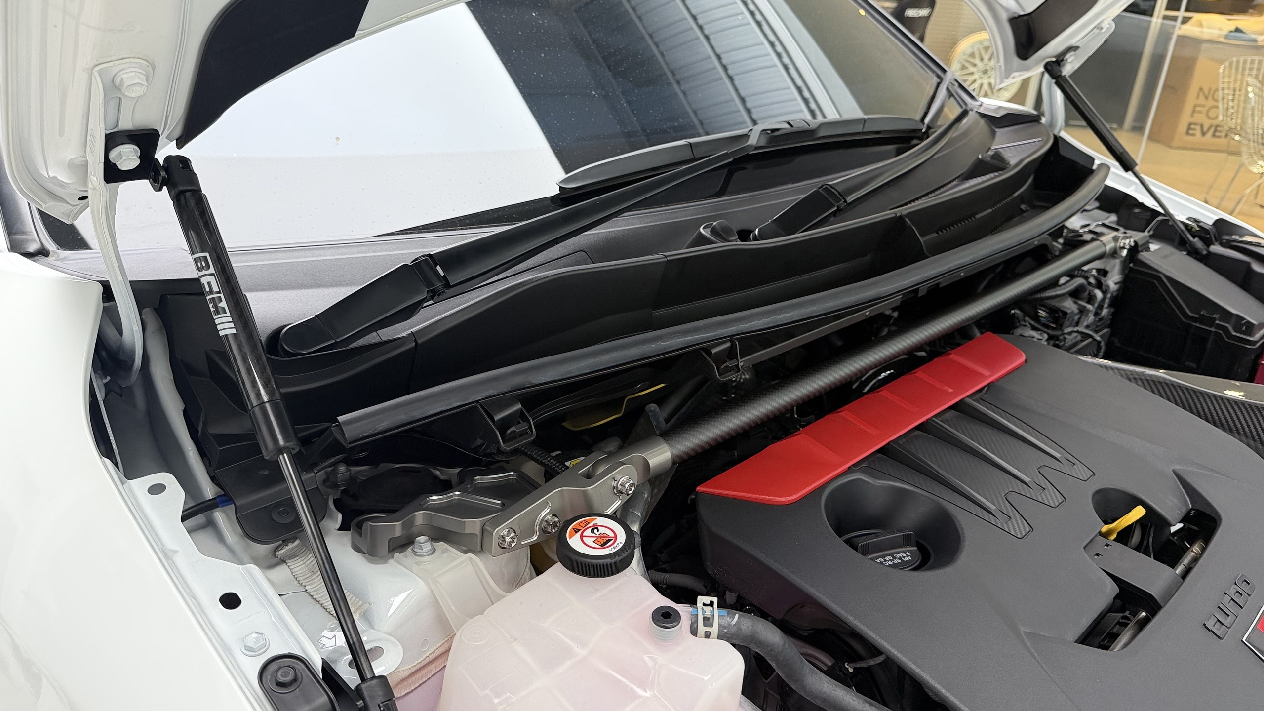 ค้ำฝาหน้า BFM Performance ก้านไฮดรอลิก บน Toyota GR Yaris Gen 2 คู่กับค้ำโช้คคาร์บอน PTism