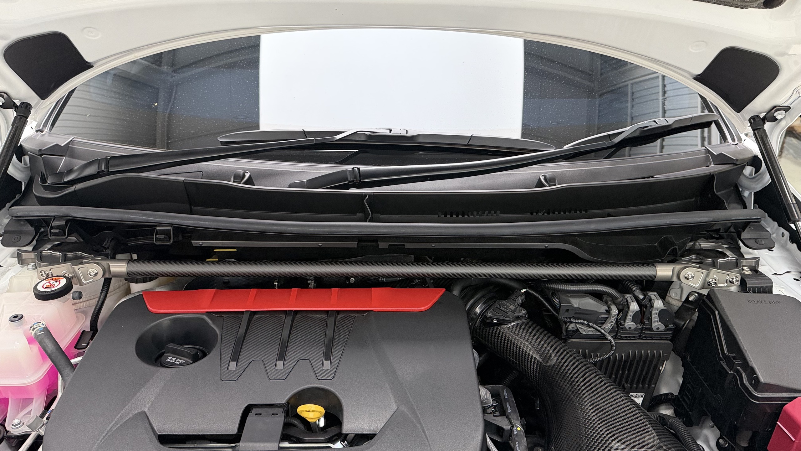ค้ำโช้คหน้าคาร์บอน PTism ติดตั้งเสร็จในห้องเครื่อง Toyota GR Yaris Gen 2 ที่ G-FORCE