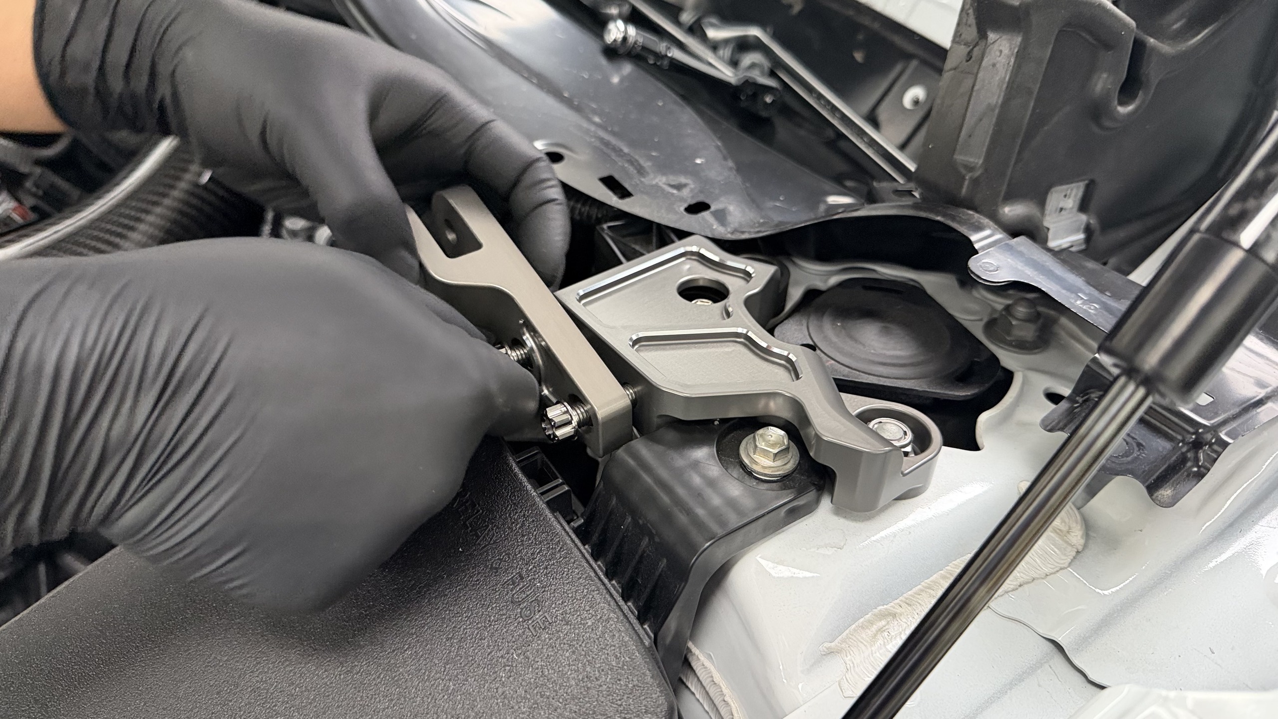 ขาจับอลูมิเนียมกัด CNC ของค้ำโช้คหน้า PTism บนหัวโช้ค GR Yaris Gen 2