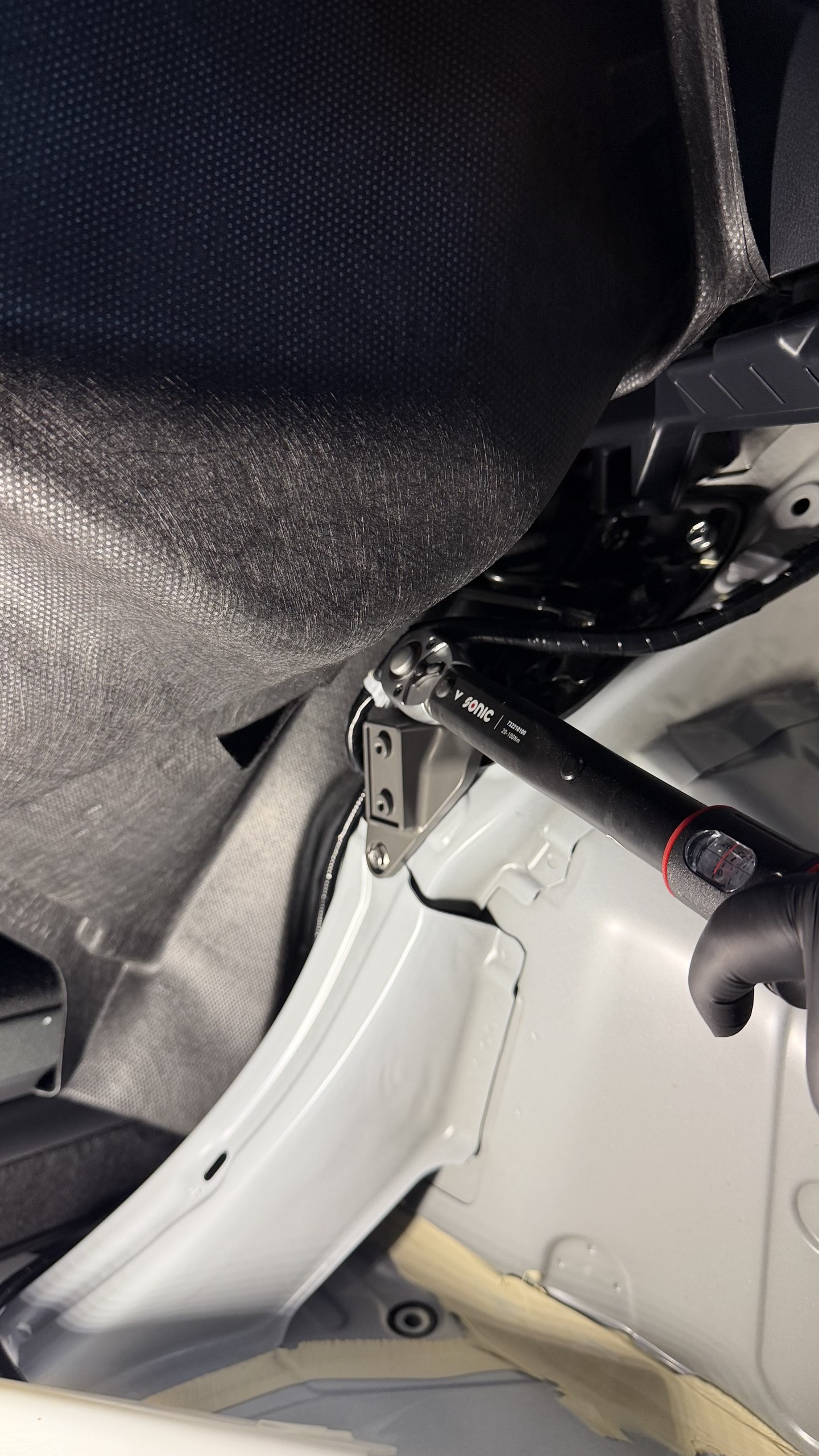 ยึดฐานค้ำโช้คหลัง PTism เข้ากับแชสซีท้ายรถ GR Yaris Gen 2 ขันปอนด์ตามค่าที่กำหนด