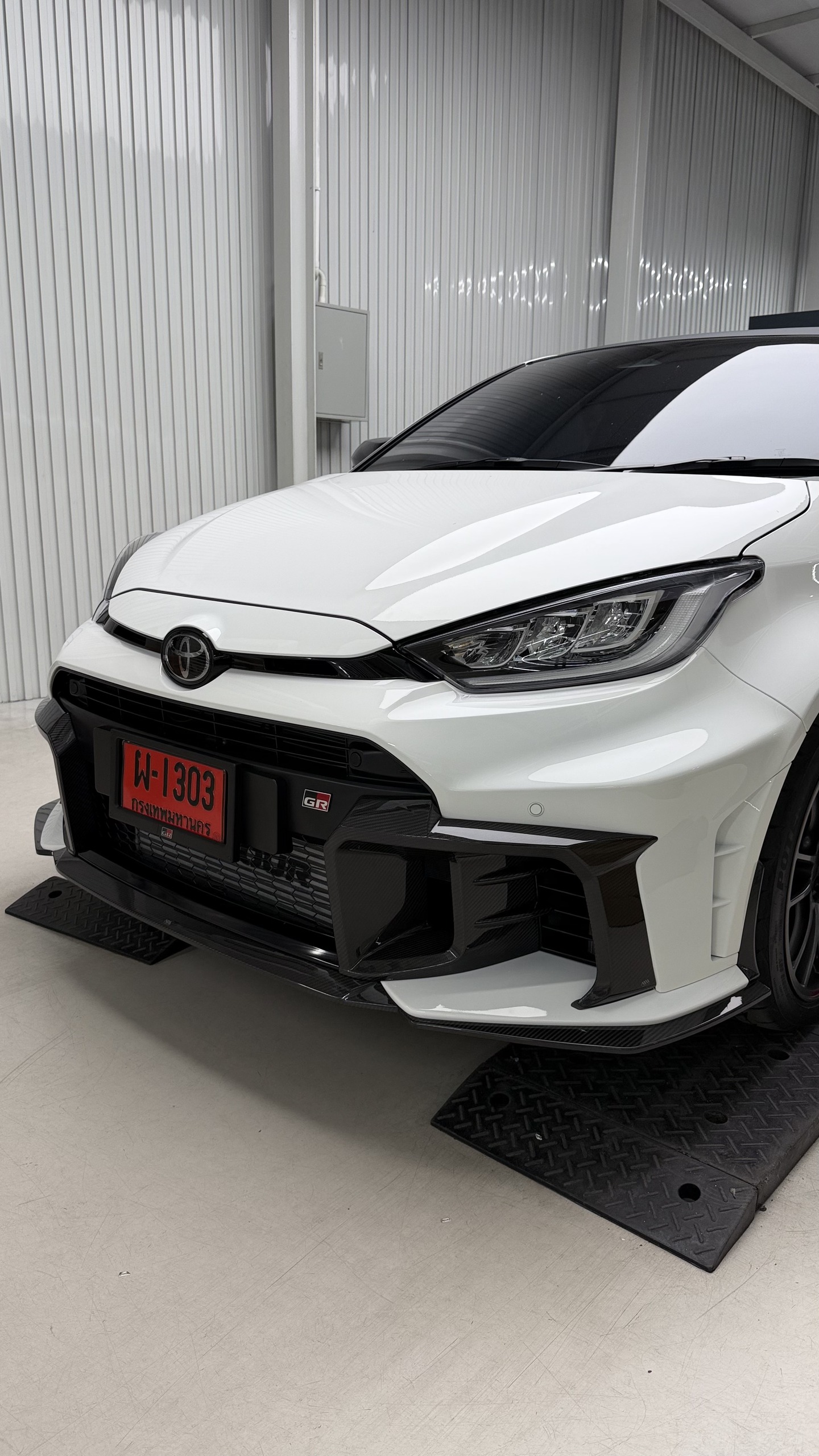 ลิ้นหน้าคาร์บอนและครอบช่องลมคาร์บอน AXIS Japan บน Toyota GR Yaris Gen 2