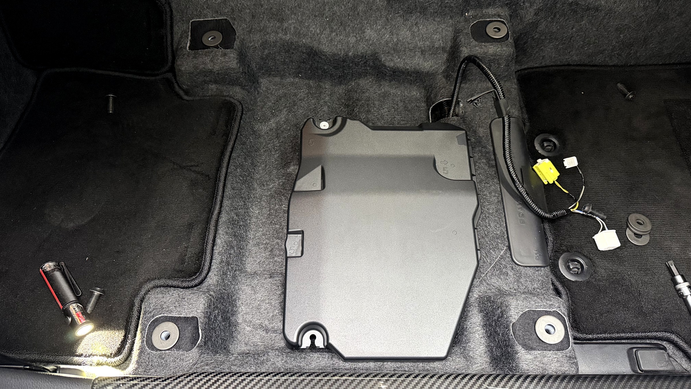 แผ่นกันรอยแชสซีเจาะรูพร้อมวางรางเบาะ Recaro ฝั่งคนขับ