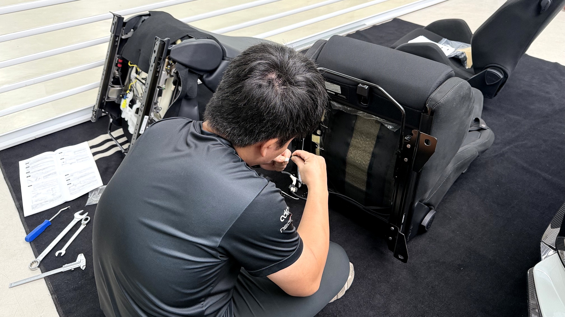 ติดตั้งเซนเซอร์จากเบาะเดิมเข้ากับเบาะ Recaro SR-S ตามคู่มือ