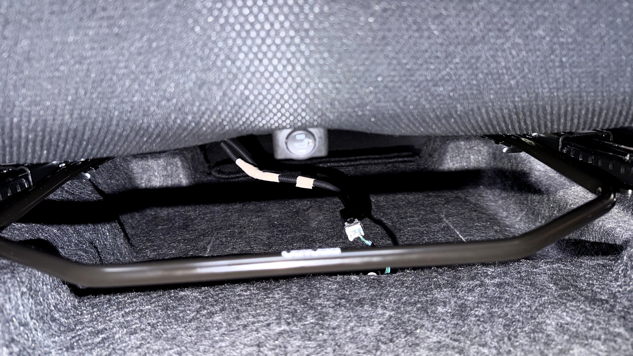 สายไฟใต้เบาะ Recaro SR-S เก็บเรียบร้อยเหลือเส้นเดียว ฝั่งคนนั่ง