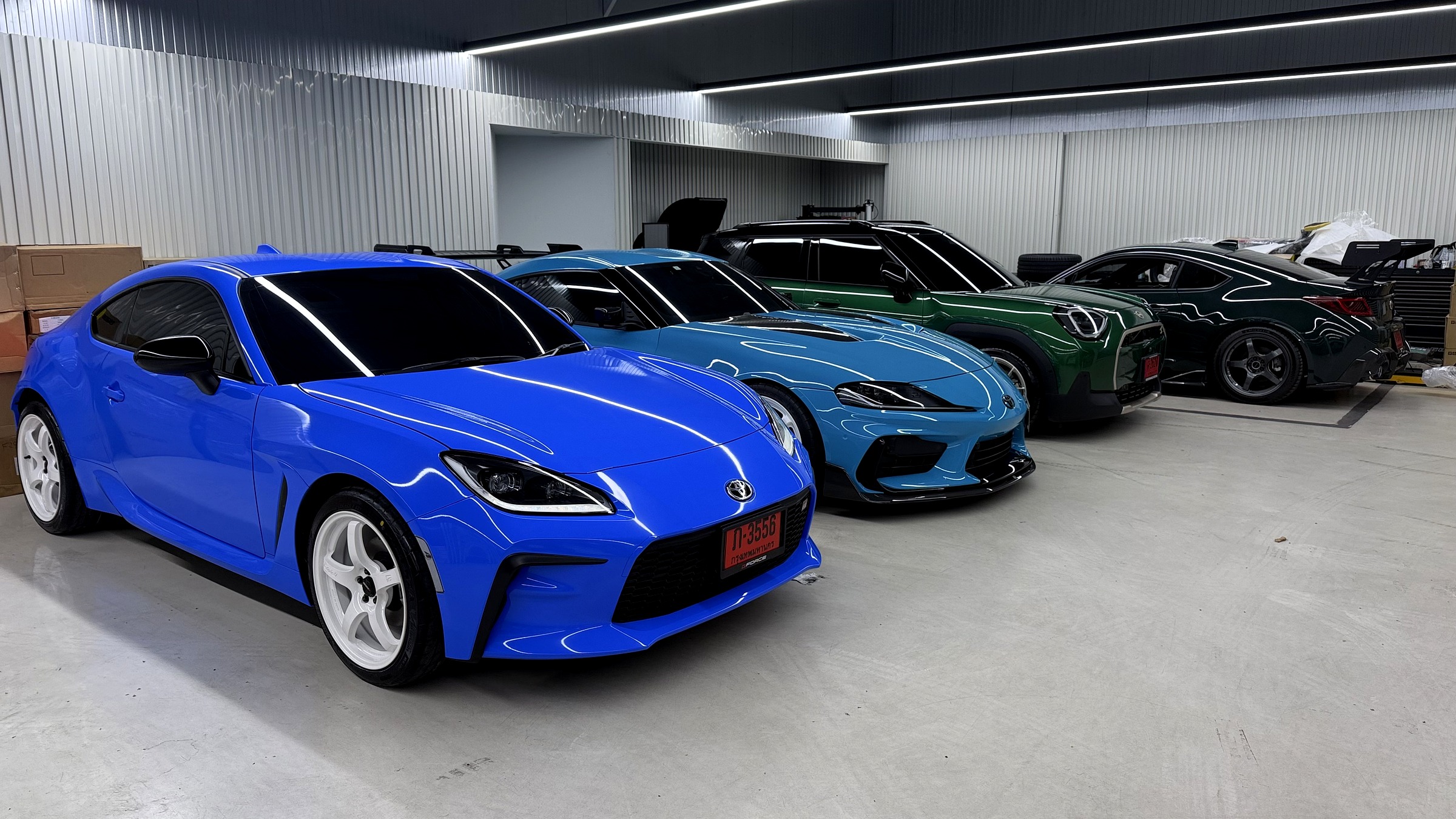 GR86 สีฟ้าล้อขาวจอดในโชว์รูม G-FORCE กับ GR Supra
