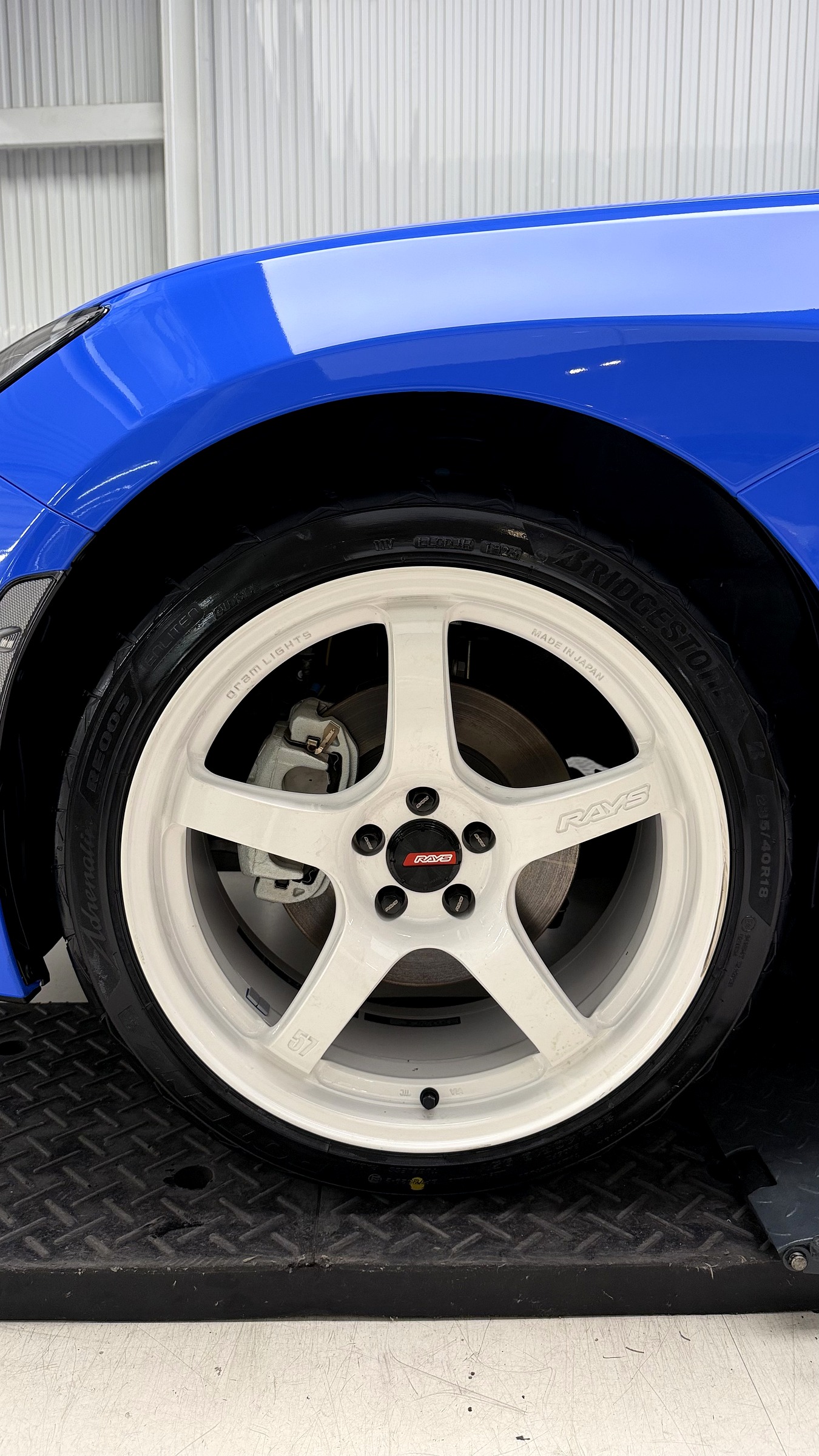 ล้อ RAYS Gram Lights 57CR สีขาวบน Toyota GR86 สีฟ้า